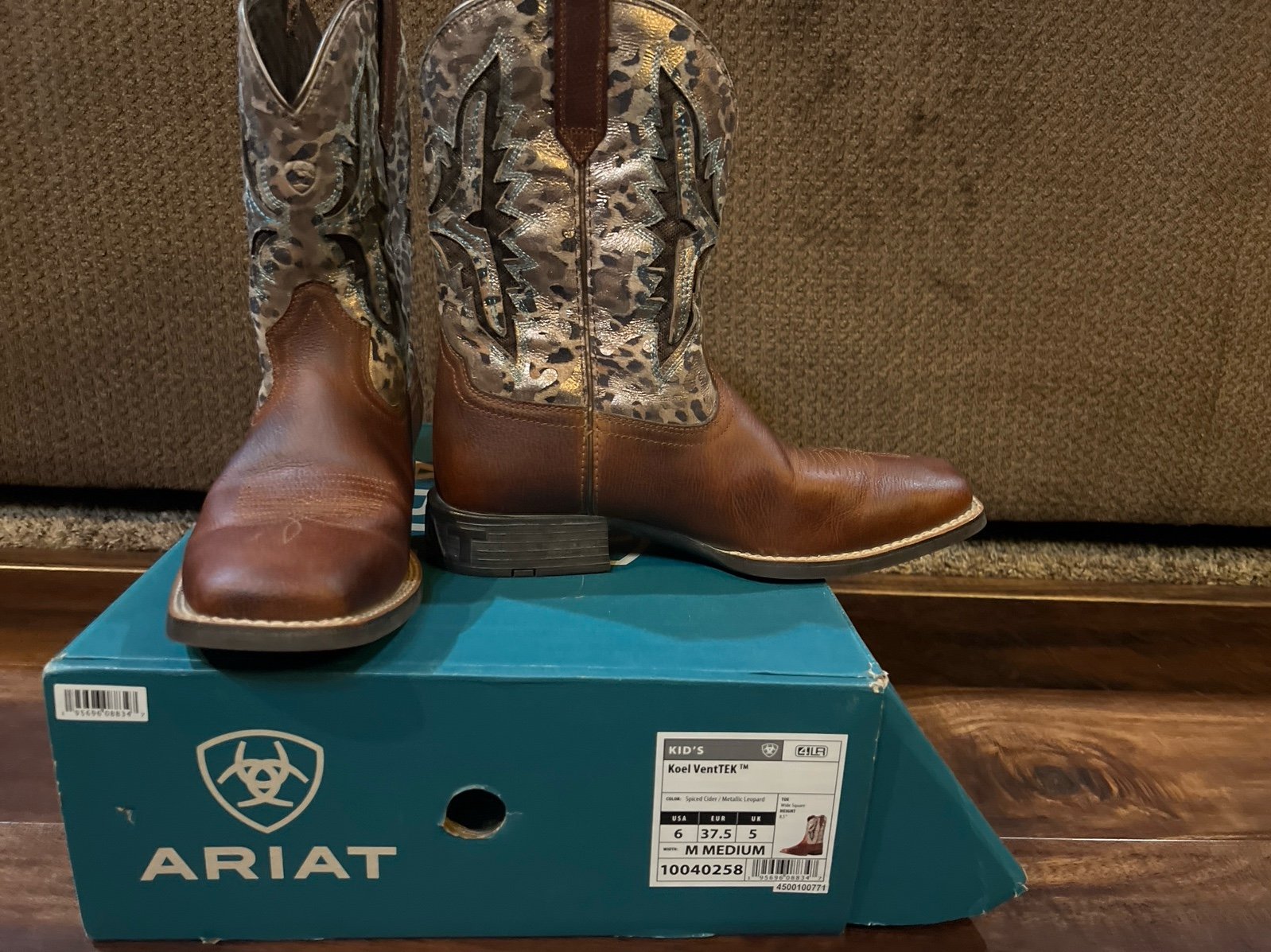 Ariat kids sz 6 boots NEW with box