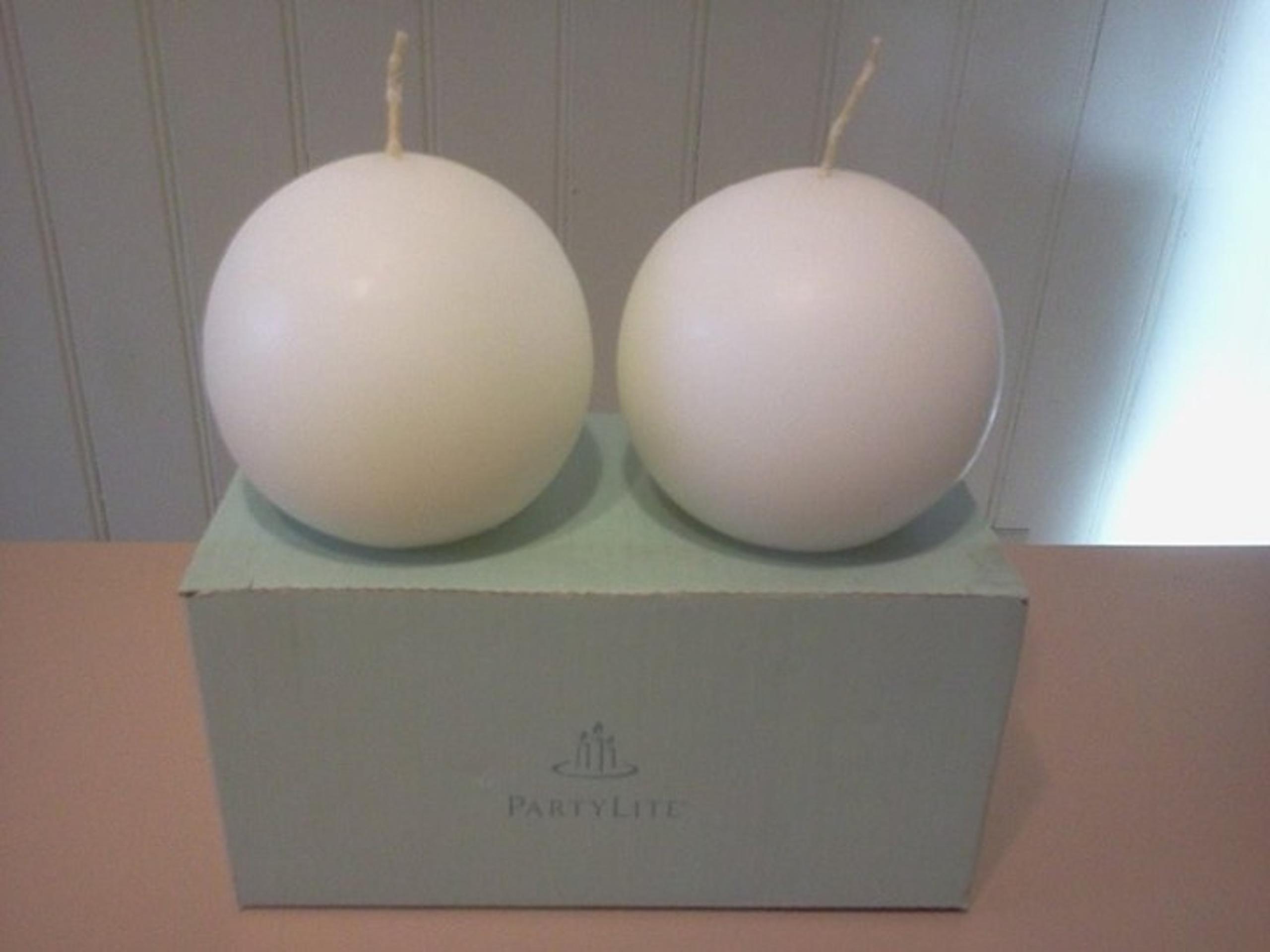 Set Of 2 PartyLite 3 Inch Round Ball White Calla Lily Candles Never Used