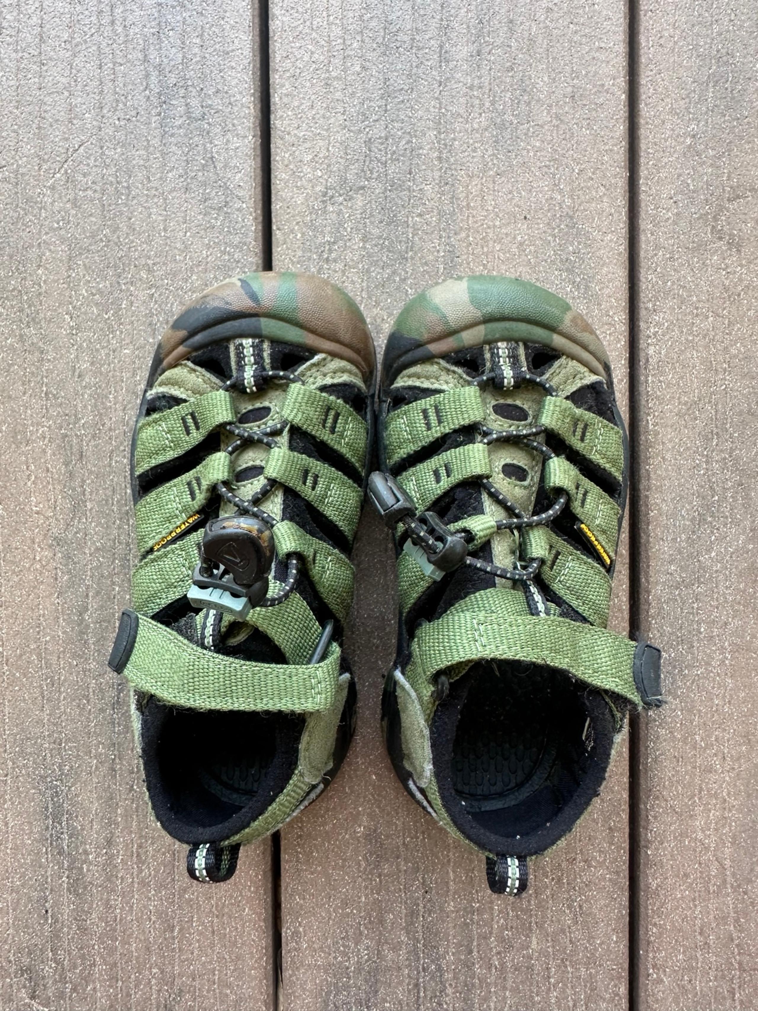 Boy’s Army Green Camo Keen sandals Size toddler 11