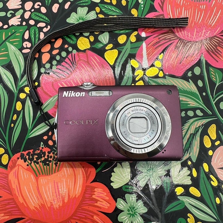Nikon COOLPIX S3000 12.0MP Digital Camera - Plum
