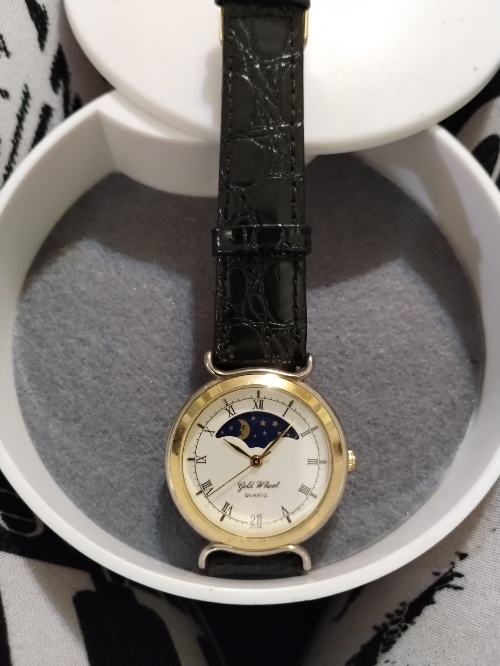 Beautiful vintage 1970s gold wheat moon phase watch