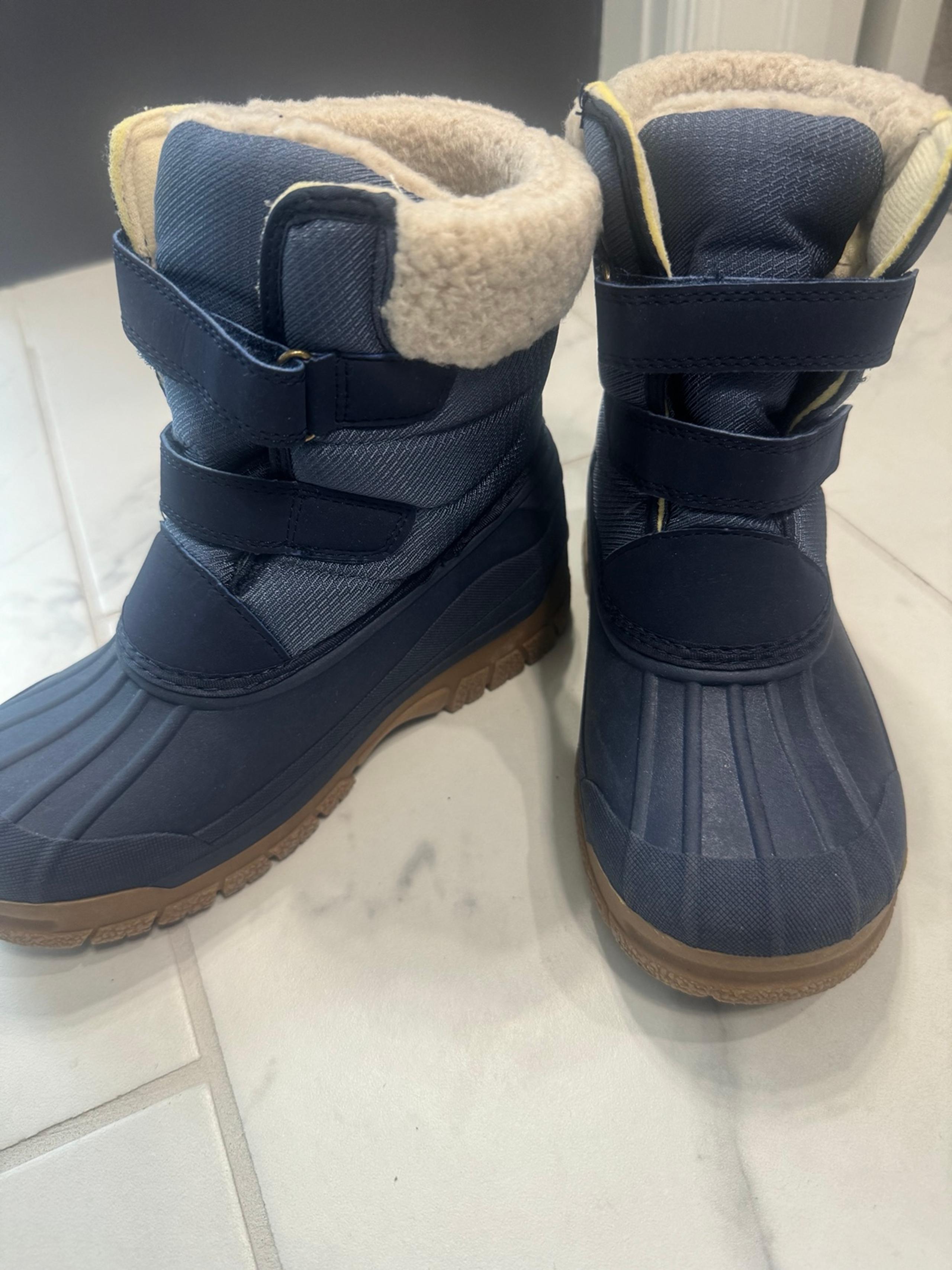 OSHKOSH BGOSH BOYS WINTER BOOTS SIZE 1 ( GENTLY WORN - GREAT CONDITION)