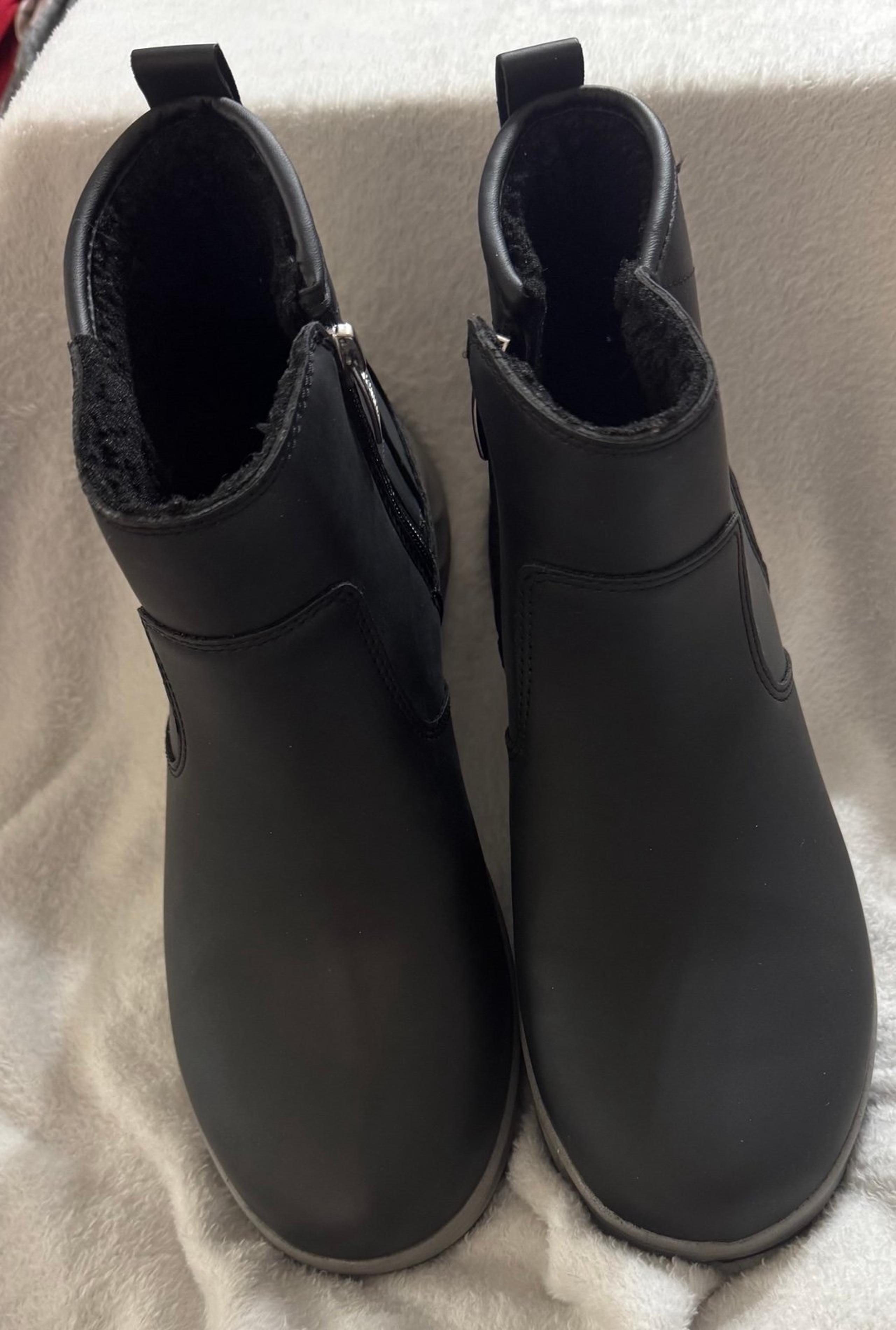 Black waterproof women’s booties Khombu brand size 8.  New without tags