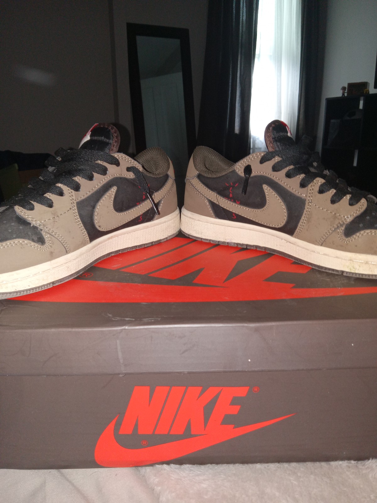travis scott Jordan 1 low reverse mocha