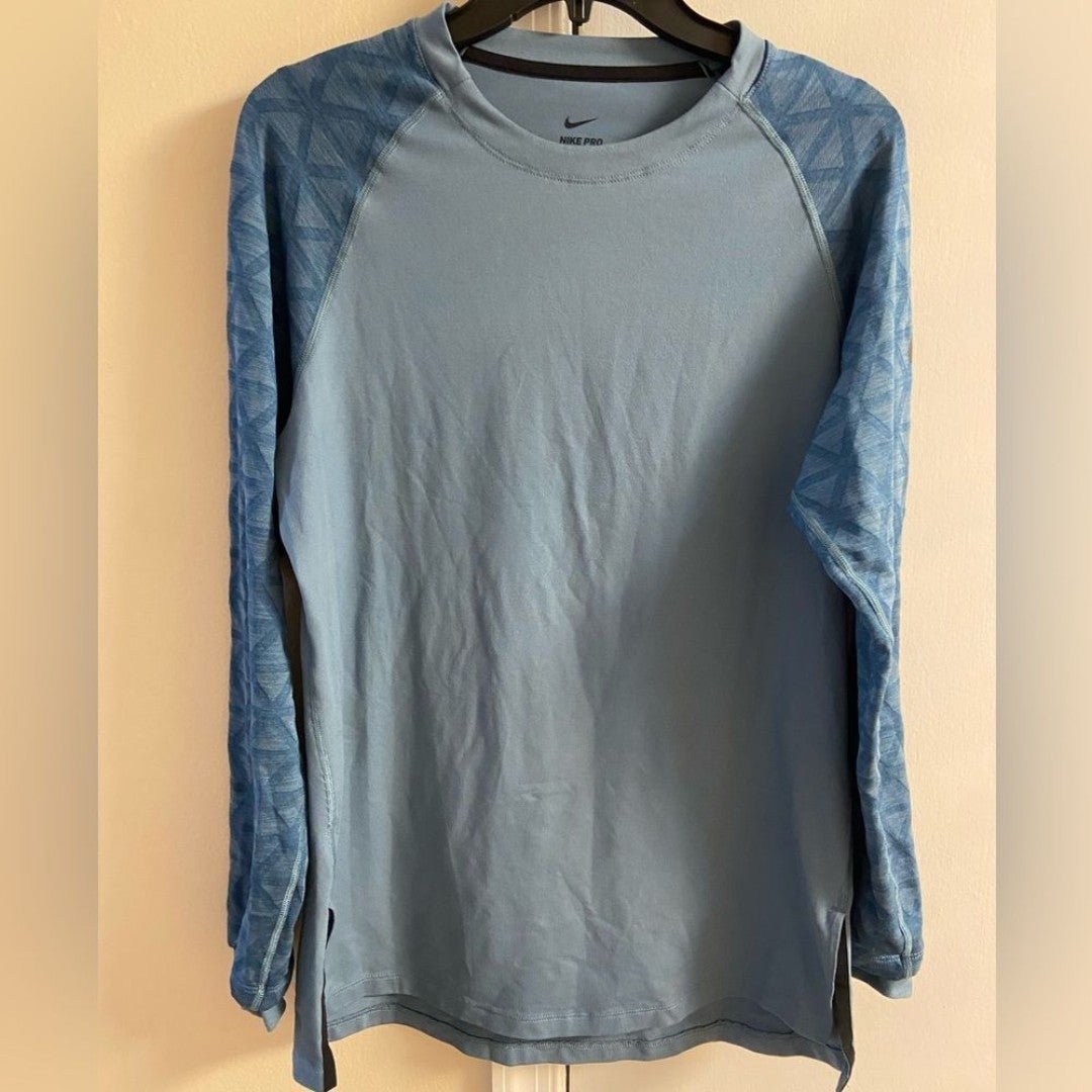 Nike pro men’s blue crewneck layering/workout thumb holes top. Medium