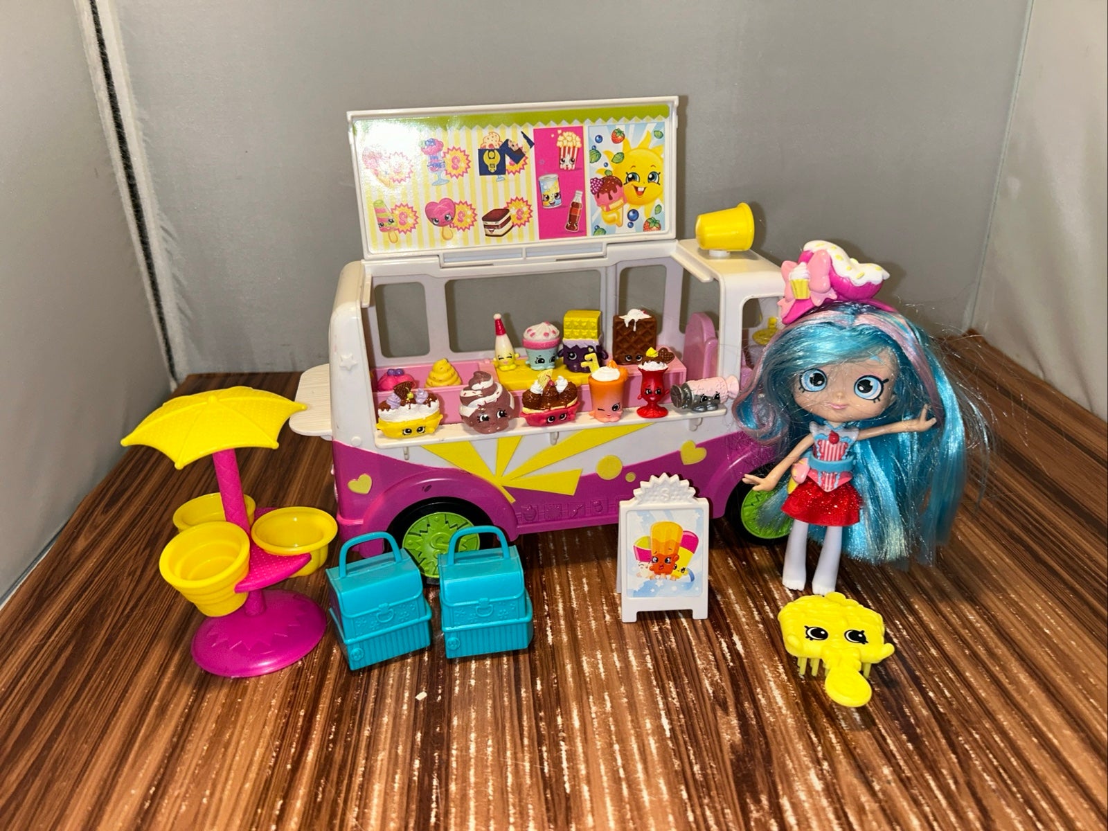 Shopkins Food Fair-Scoops Ice Cream Truck With Shopkins & Jessicake Doll Chef