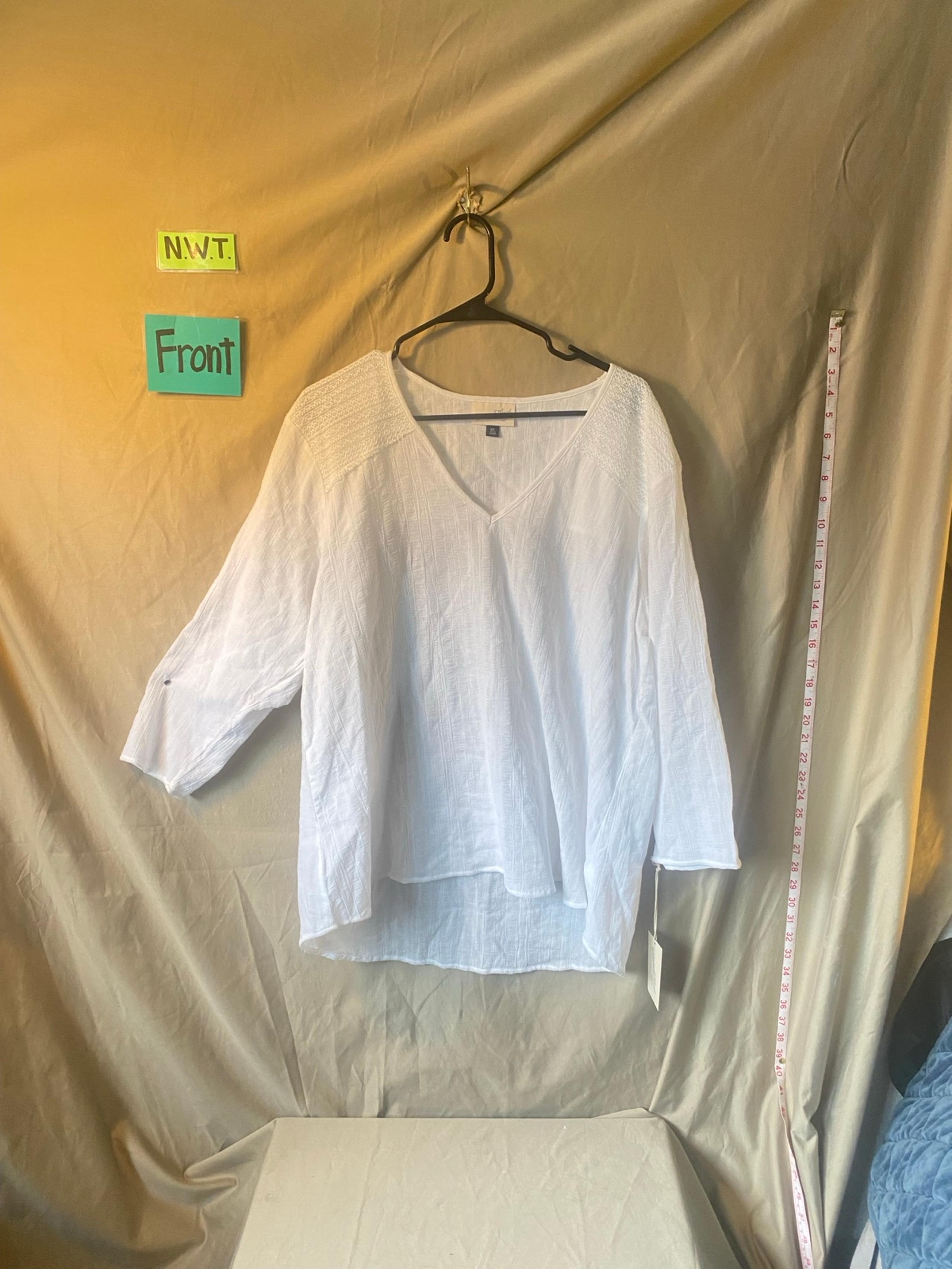 Universal thread women’s quarter sleeve blue blouse white blouse size xxl NWT