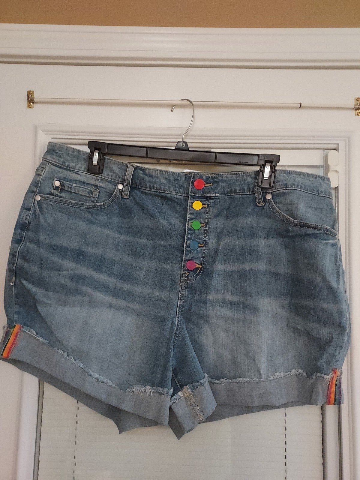 NWT TORRID PLUS SIZE 22 MID SHORT PRIDE BTTN