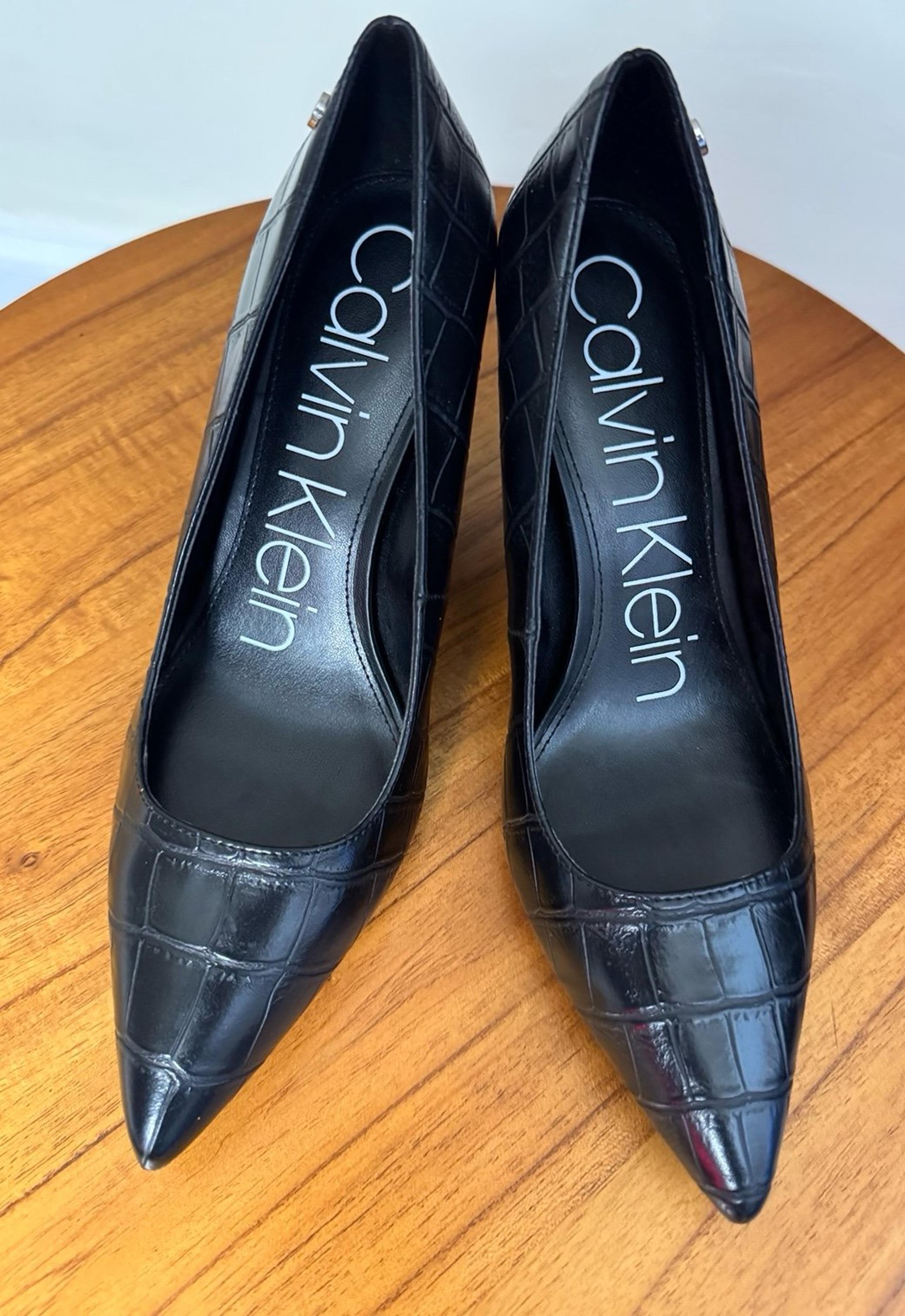 Calvin Klein Women's Black Faux Crocodile Leather Pointed Toe Pumps, Size