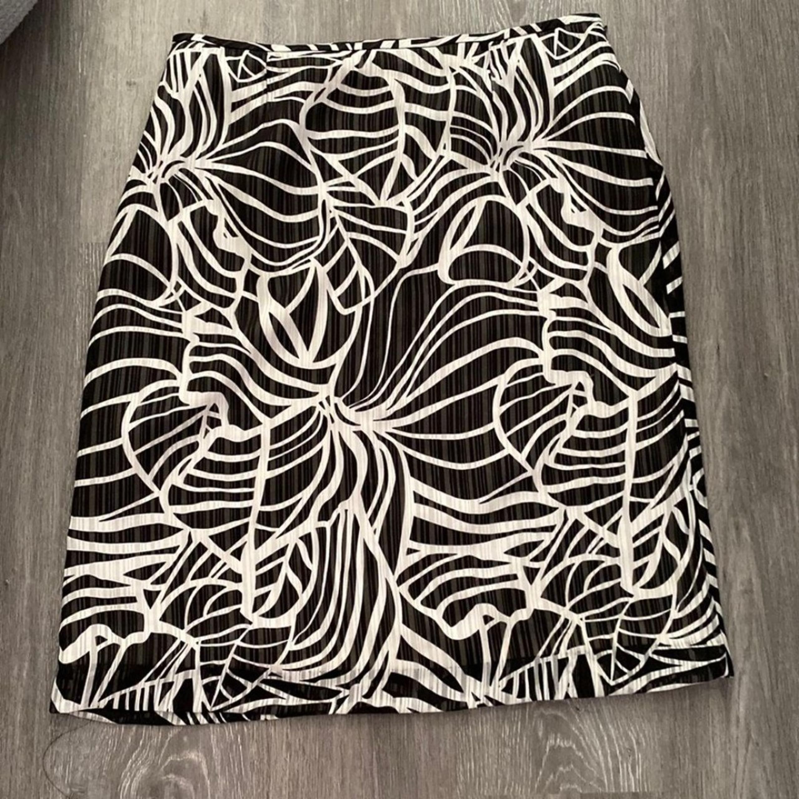 Collections for Le Suit Black and White Abstract Skirt