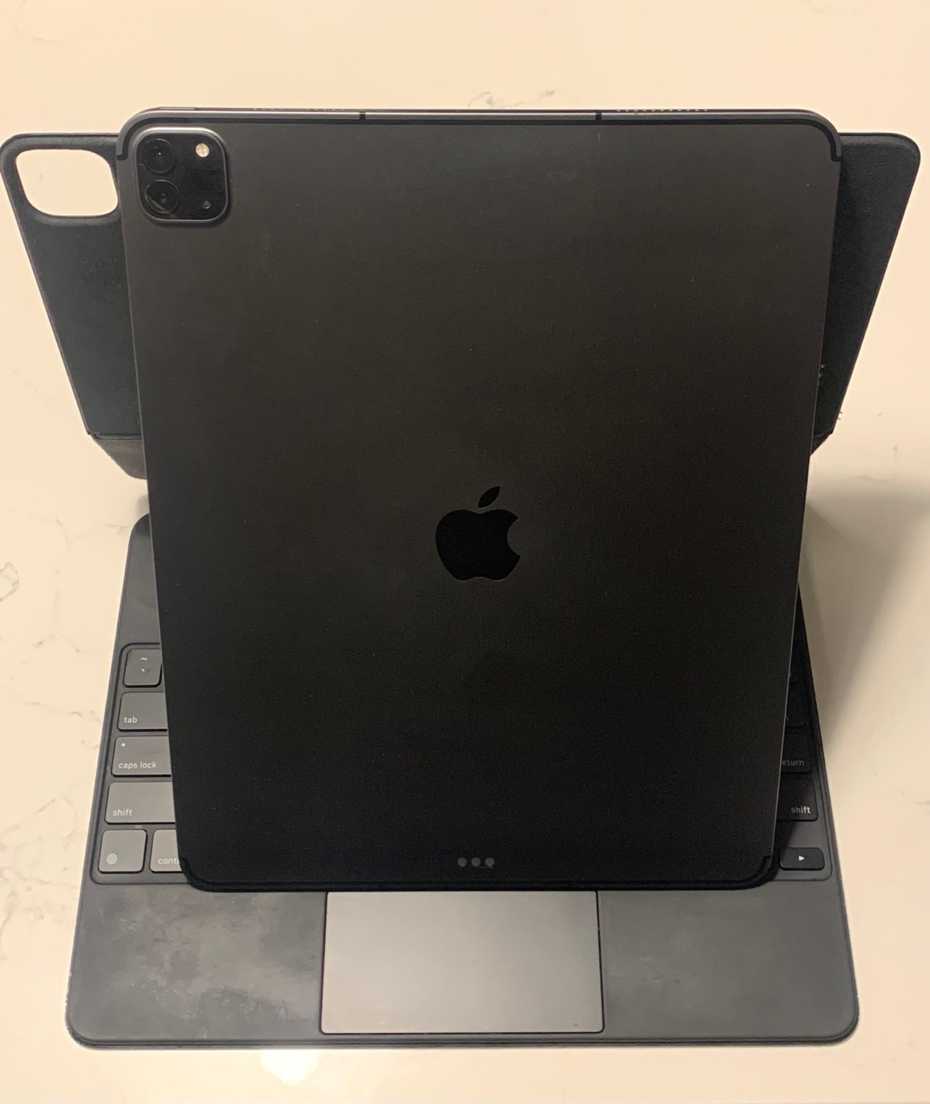 SUPER DEAL! IPAD 5 PRO 5G + WIFI 128GB PRIVACY SCREEN PROTECTION +APPLE KEYBOARD