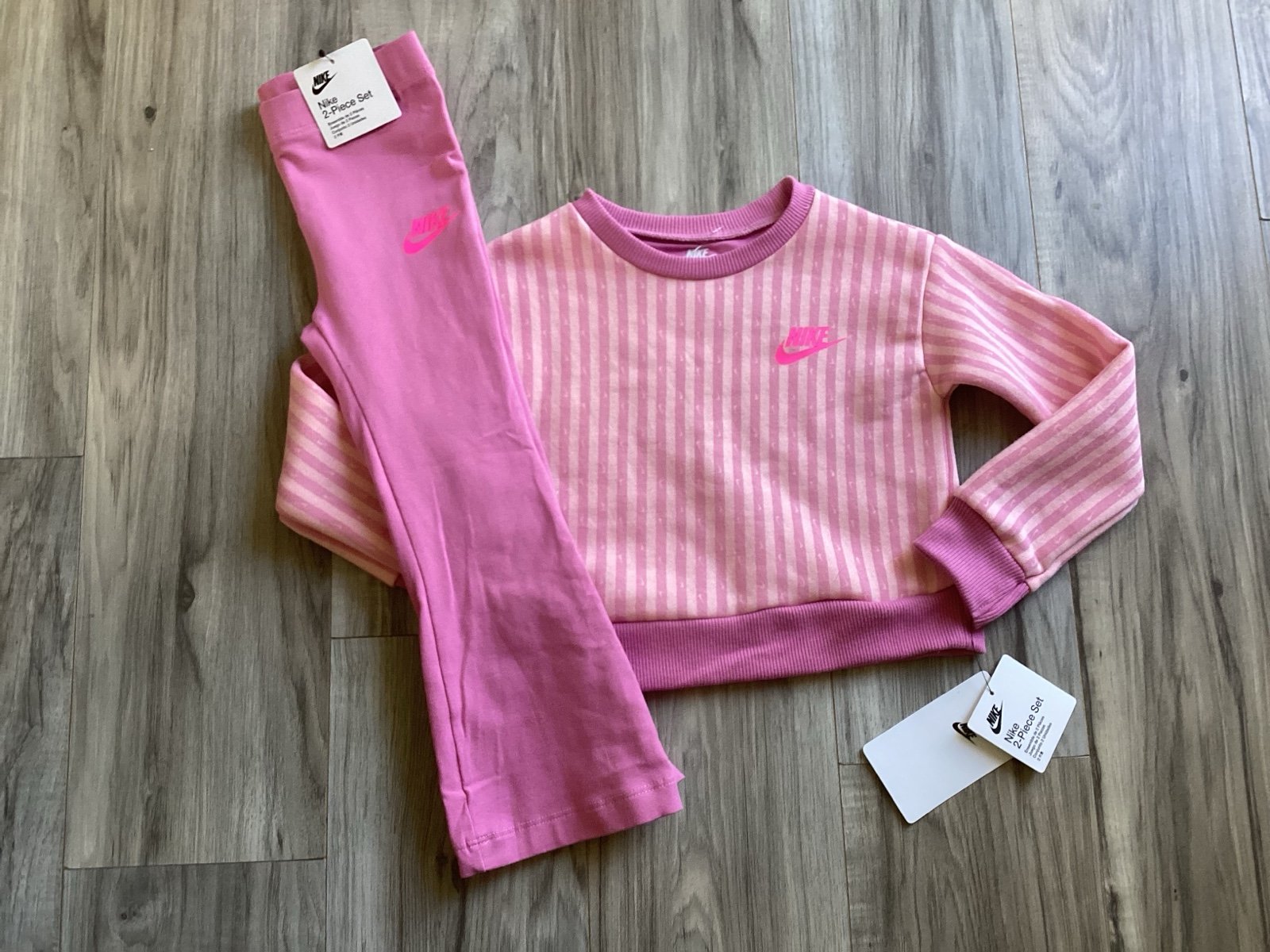 Nike toddler girls crewneck & flare leggings set size 3T(NWT) ~FIRM, NO OFFERS~