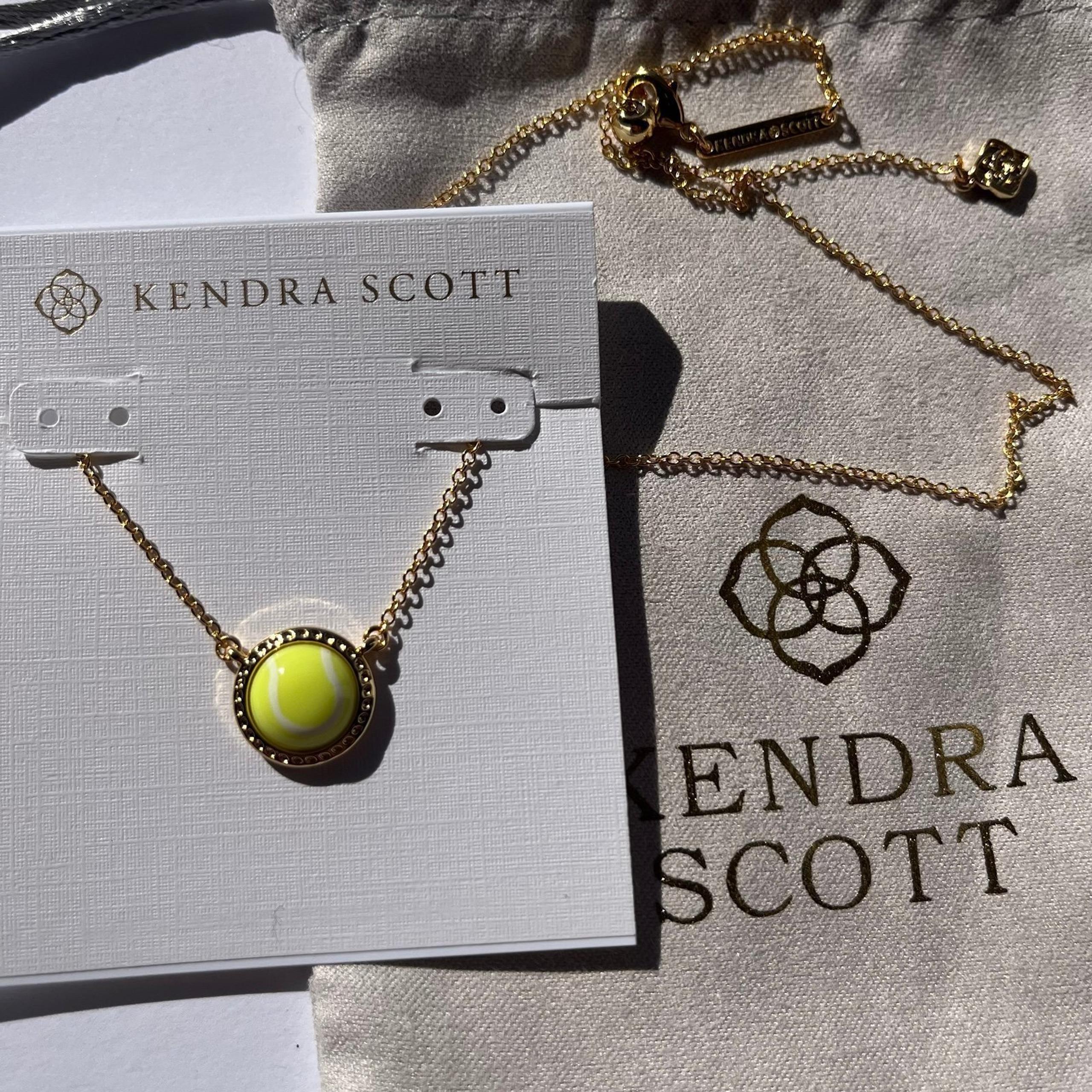 ✨Kendra Scott Tennis Gold Short Pendant Necklace in Chartreuse Magnesite✨