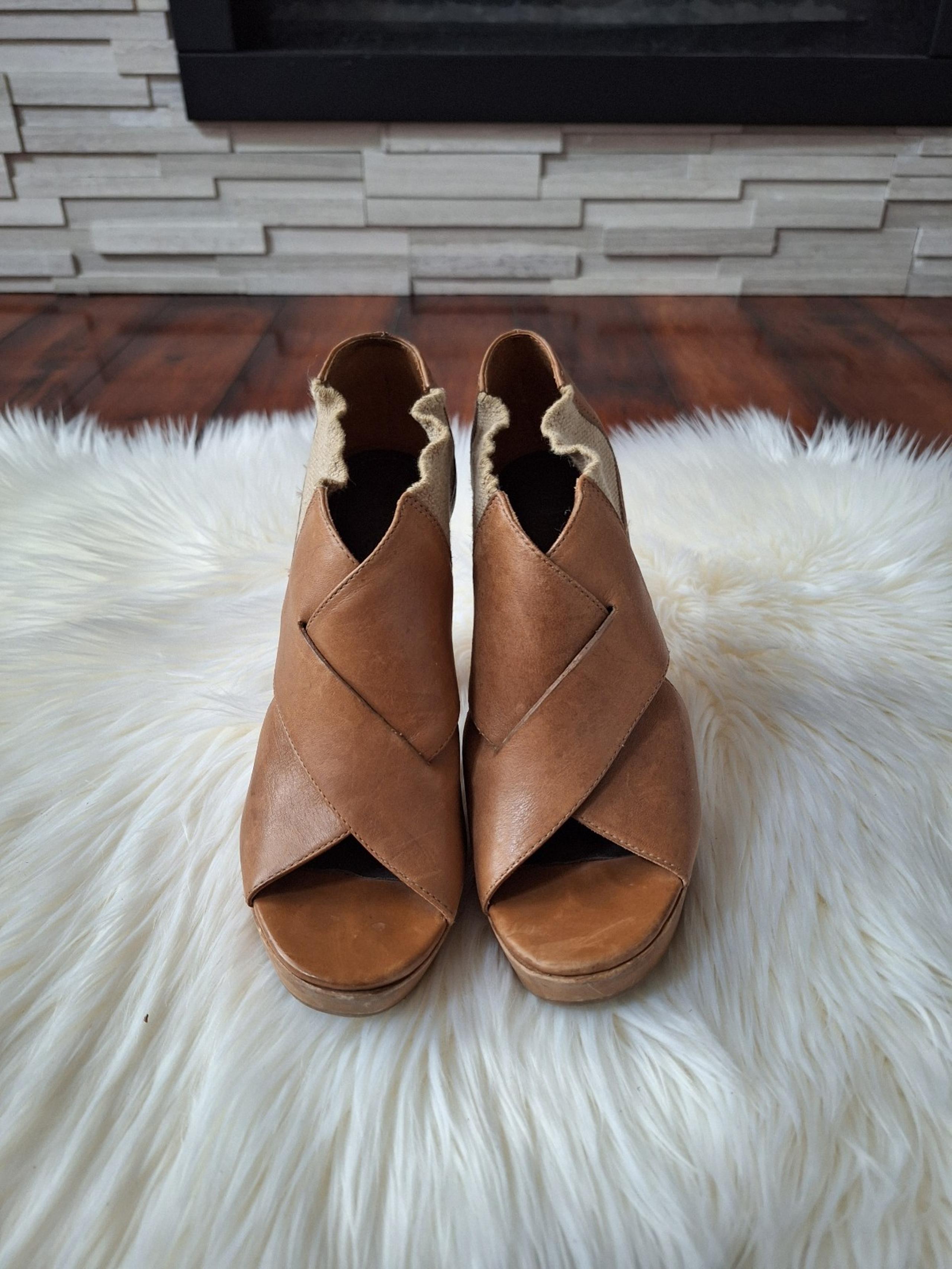 Women's Theory Tan Heels