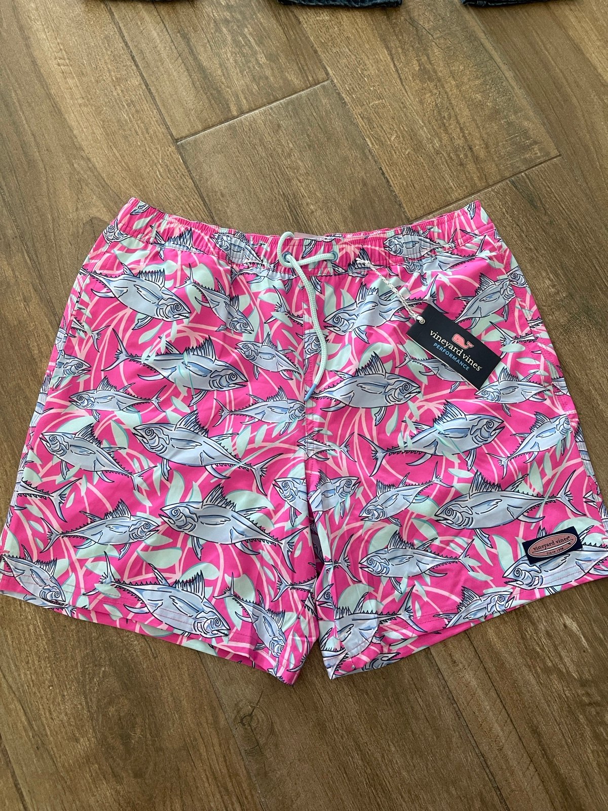 Mens NWT vineyard vines swim trunks