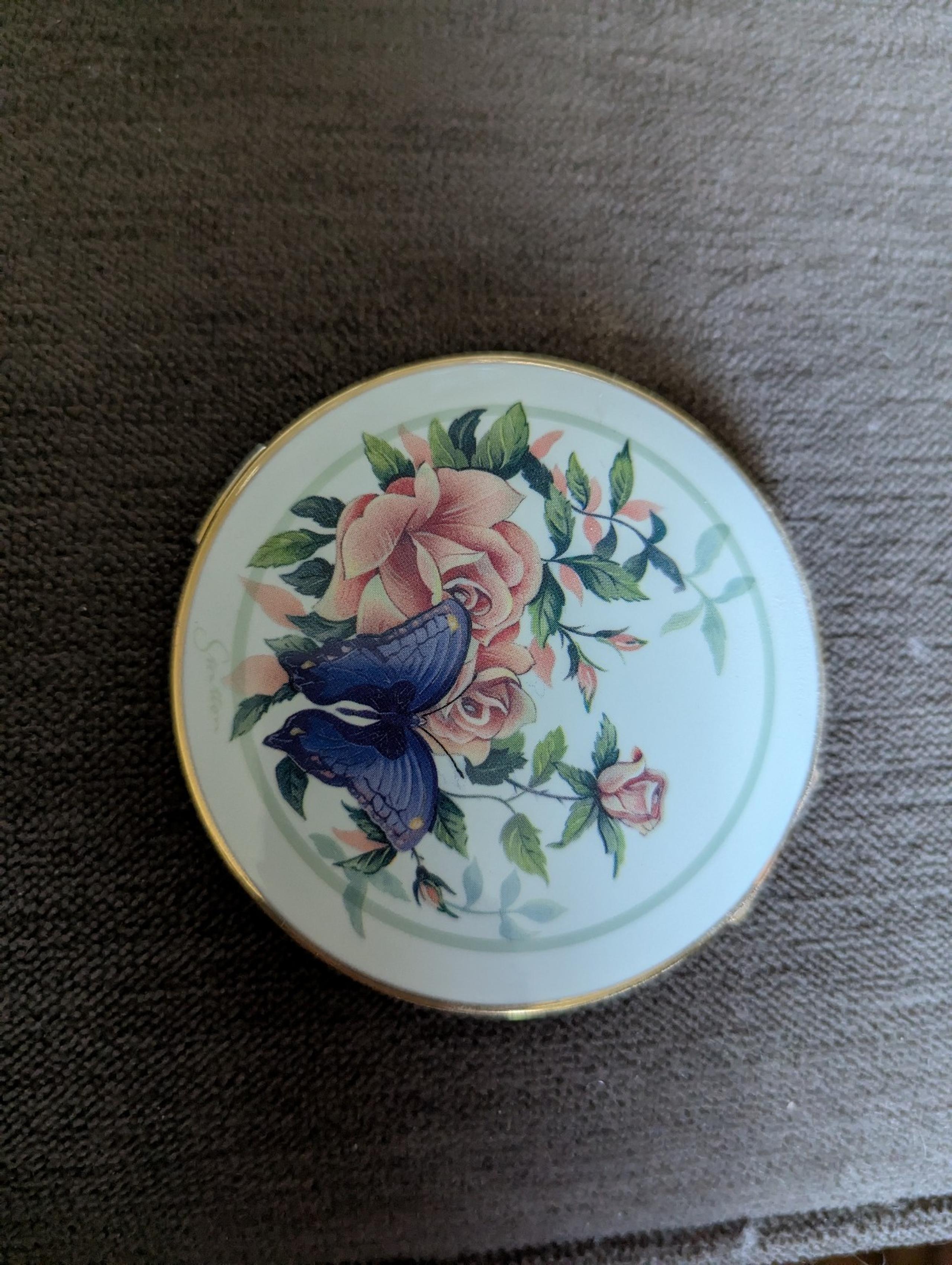 Vintage make up compact