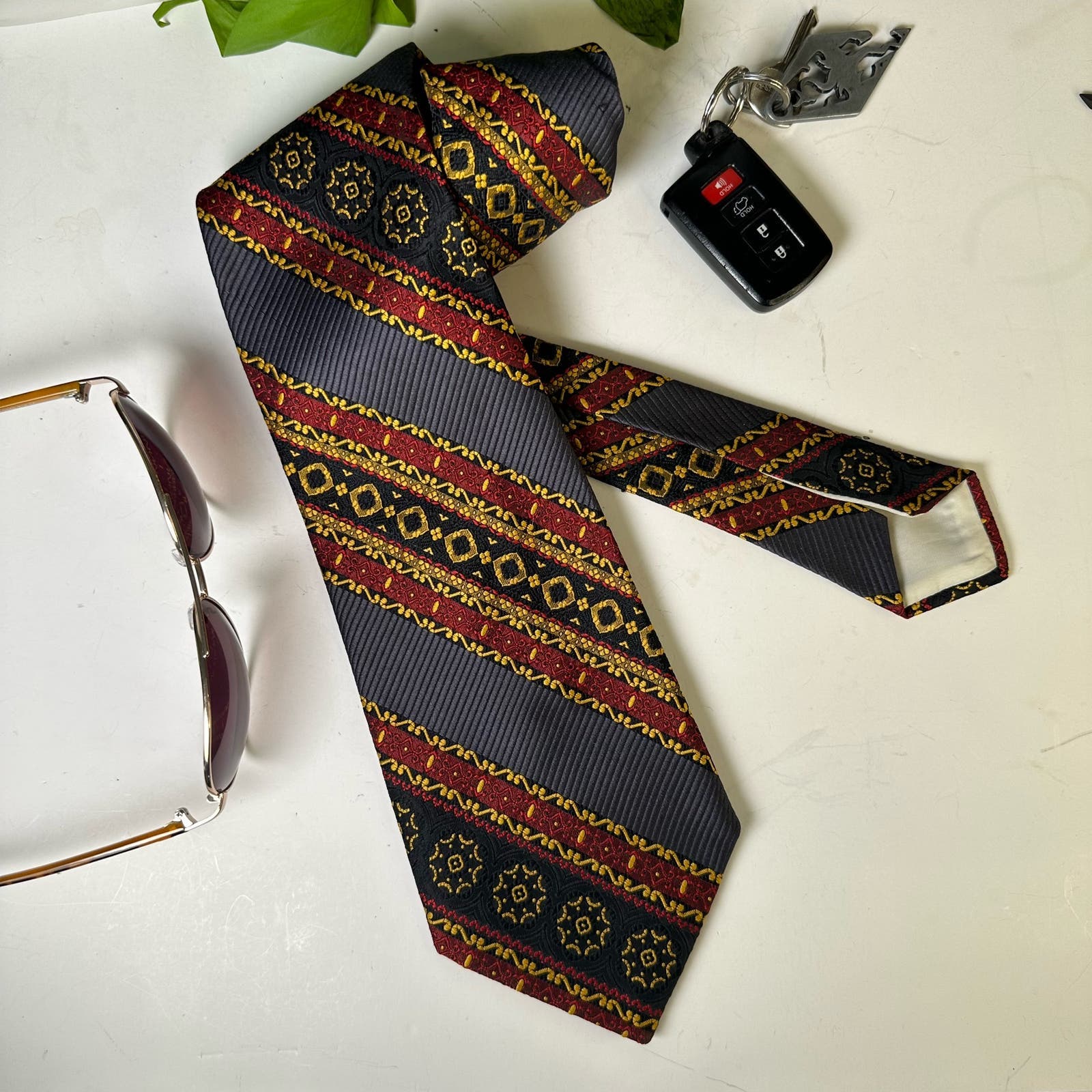 Vintage 70s Wide Oscar Chaum Imported Patterned Mod Tie Polyester 4.4 Wide