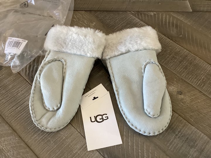 NWT UGG® UGG Genuine Shearling Lined Mittens (Girls) 2-4 YR