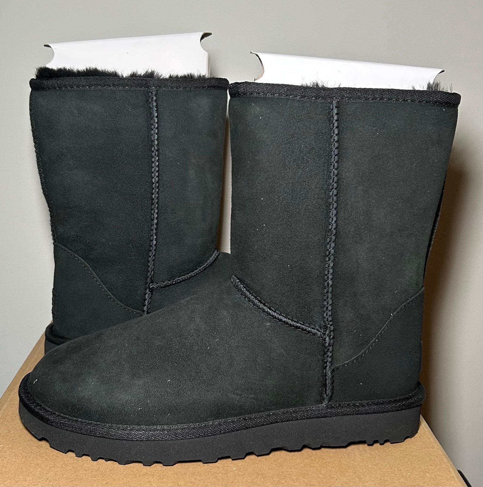 UGG Classic Short II Boot for Women, Size 7- Black New In Box