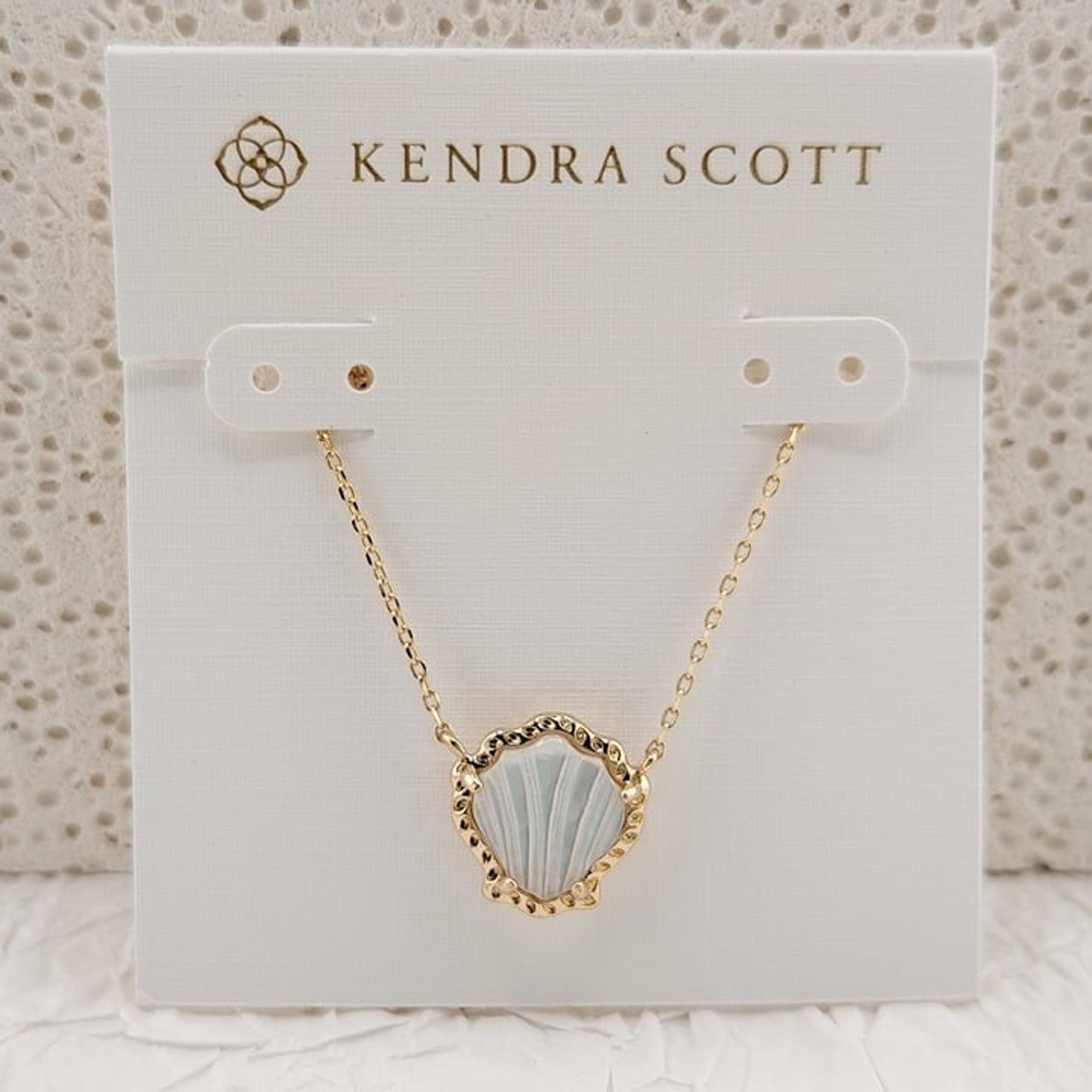 Kendra Scott Gold Shell Short Pendant Necklace in Blush Ivory