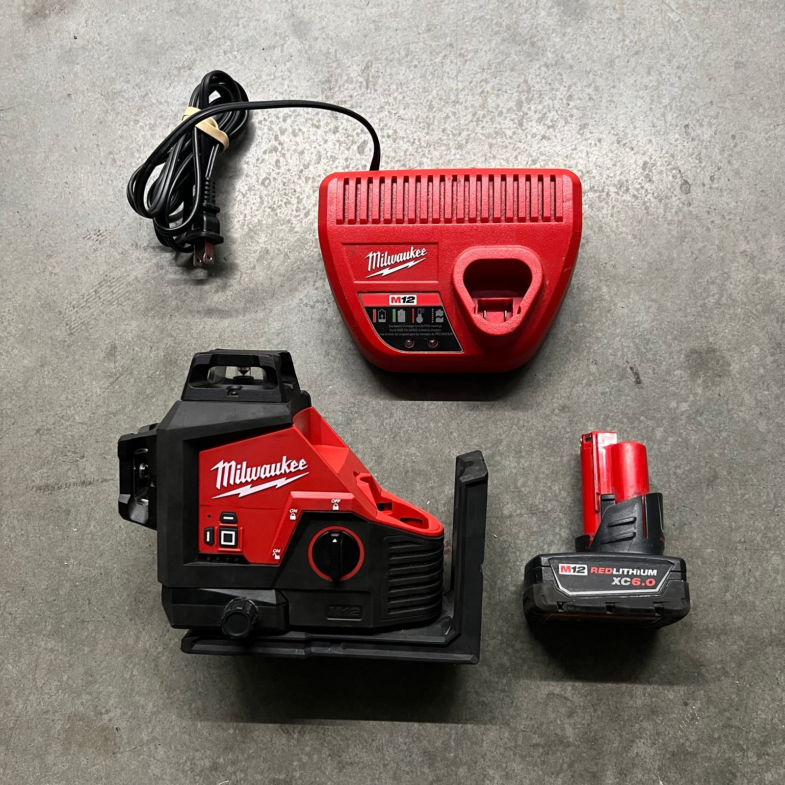 Milwaukee 3622-20 M12 Green Cross Line & Plumb Points Laser with battery 6.0