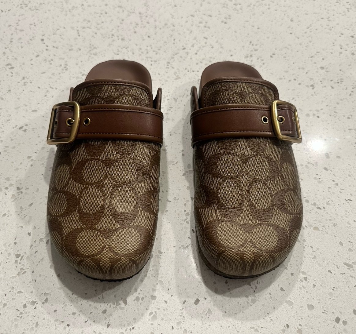 【COACH】☆お買い得☆超人気☆Clog Sandal In Signature Canvas Coach Clog Sandal In Signature Canvas