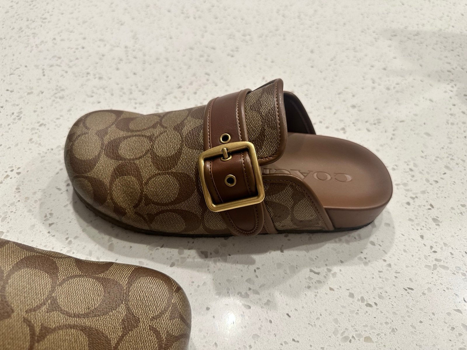 【COACH】☆お買い得☆超人気☆Clog Sandal In Signature Canvas Coach Clog Sandal In Signature Canvas