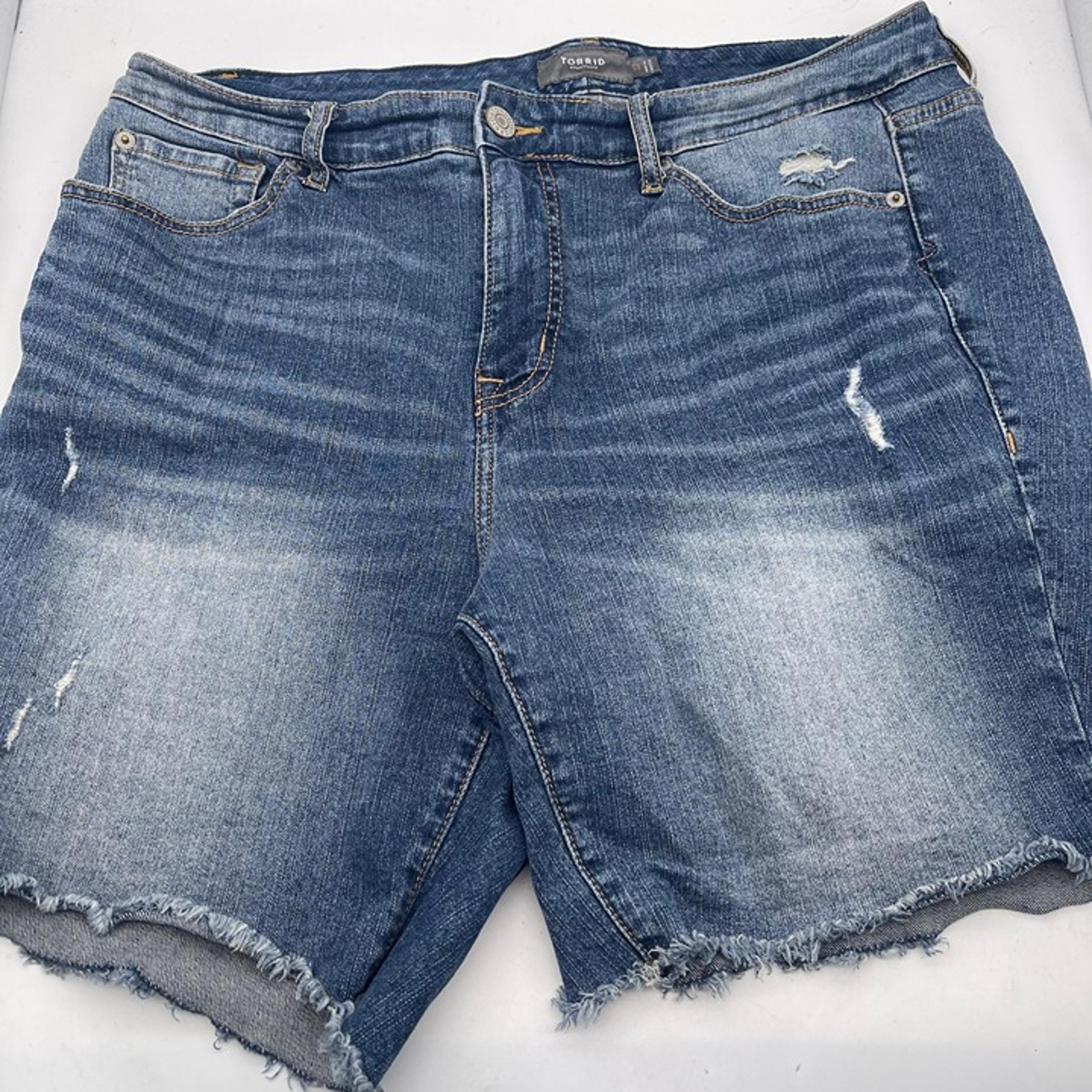 Torrid Feel the Fit Women's 12 Bermuda Jean Shorts Raw Hem Distressed Denim T4