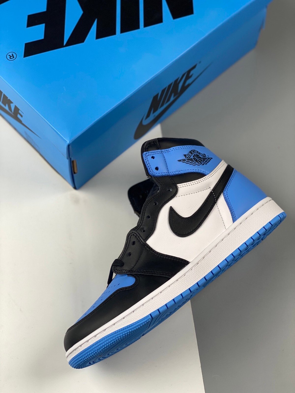 Air Jordan 1 high top in blue