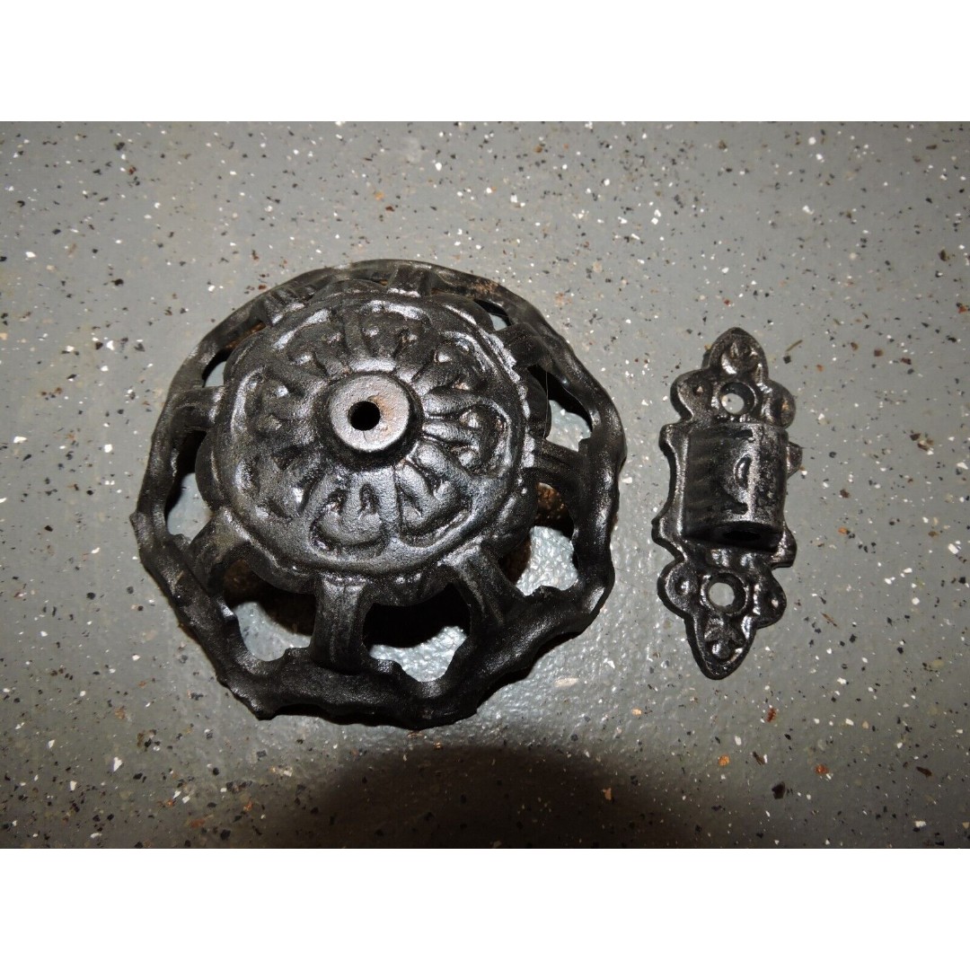 Cast iron oil lamp holder with cast iron mounting hinge
