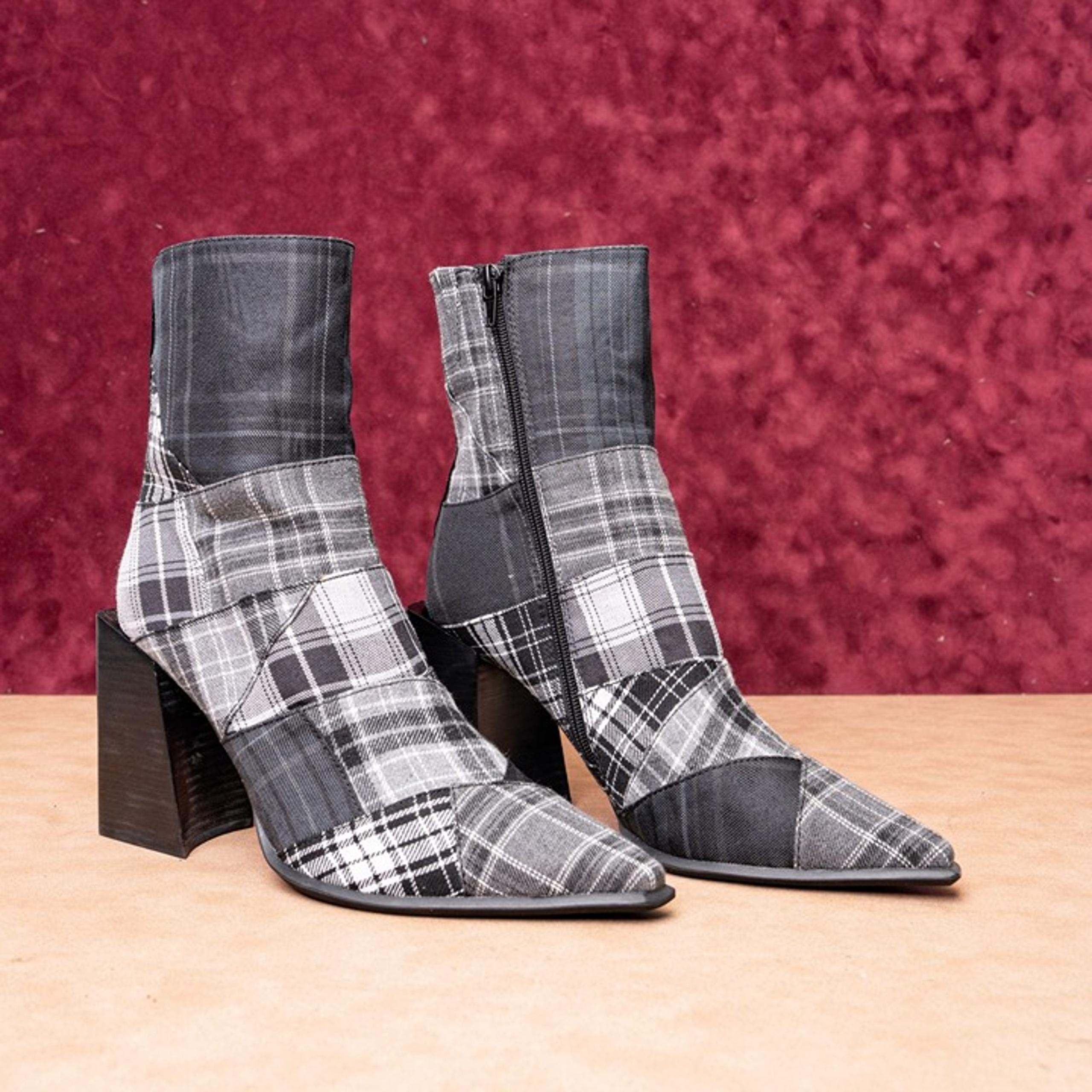 Jeffrey Cambpell Women Plaid Fabric Fashion Ankle Heel Boots sz 9