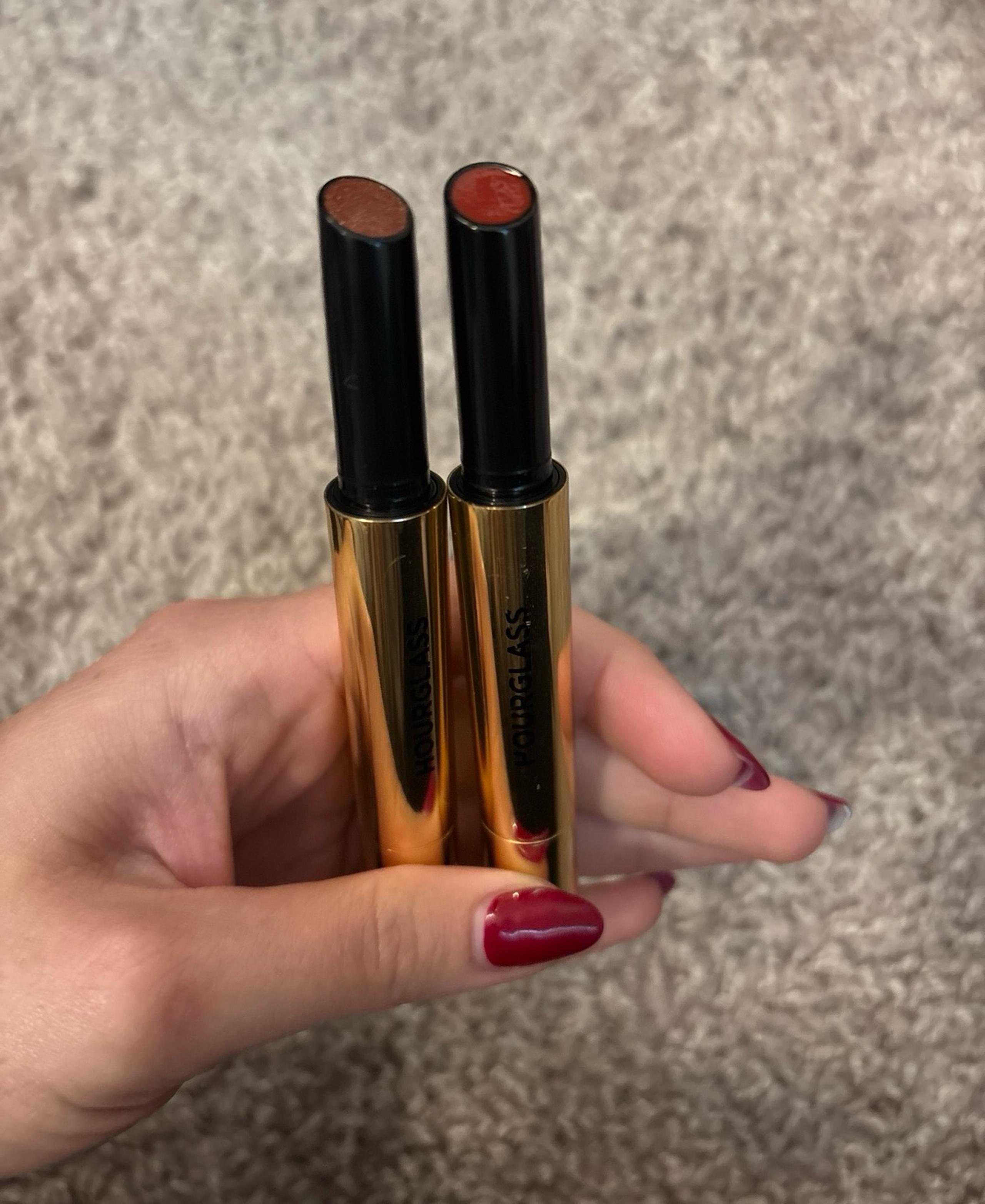 Hourglass phantom glossy lip