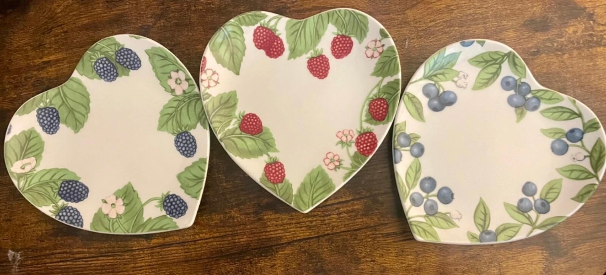 Williams Sonoma Berry Collection Heart Shaped Plates (3)