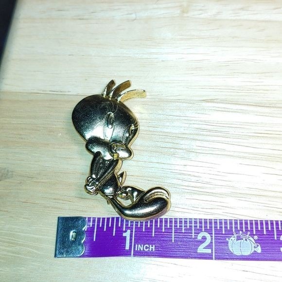 Vintage 1990 Warner Bros gold tone metal tweety bird brooch