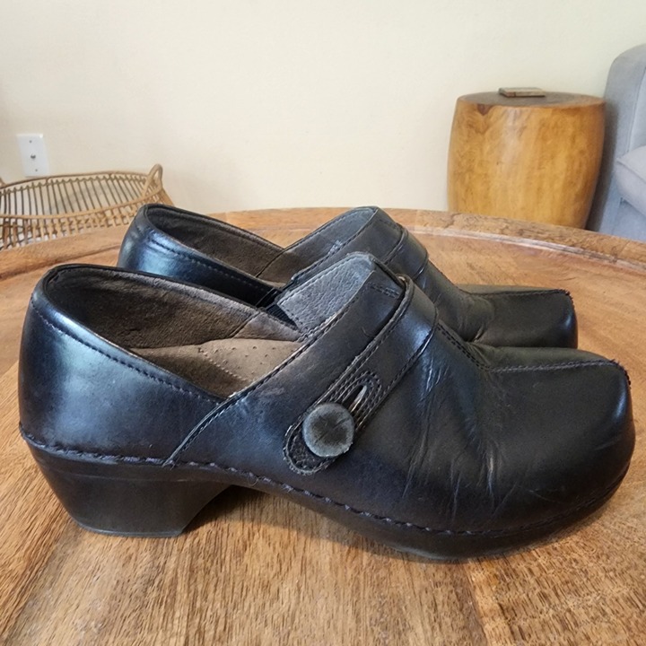 Dansko Solstice Black Leather Button Strap Clogs #9815020200 Women's 8.5 - 9