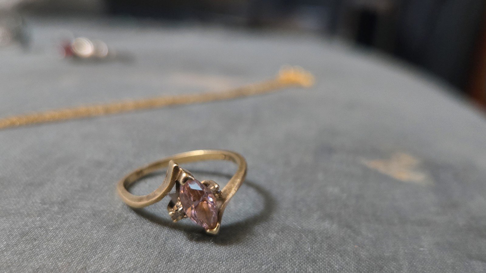 Vintage women's 10k gold pink sapphire ring
