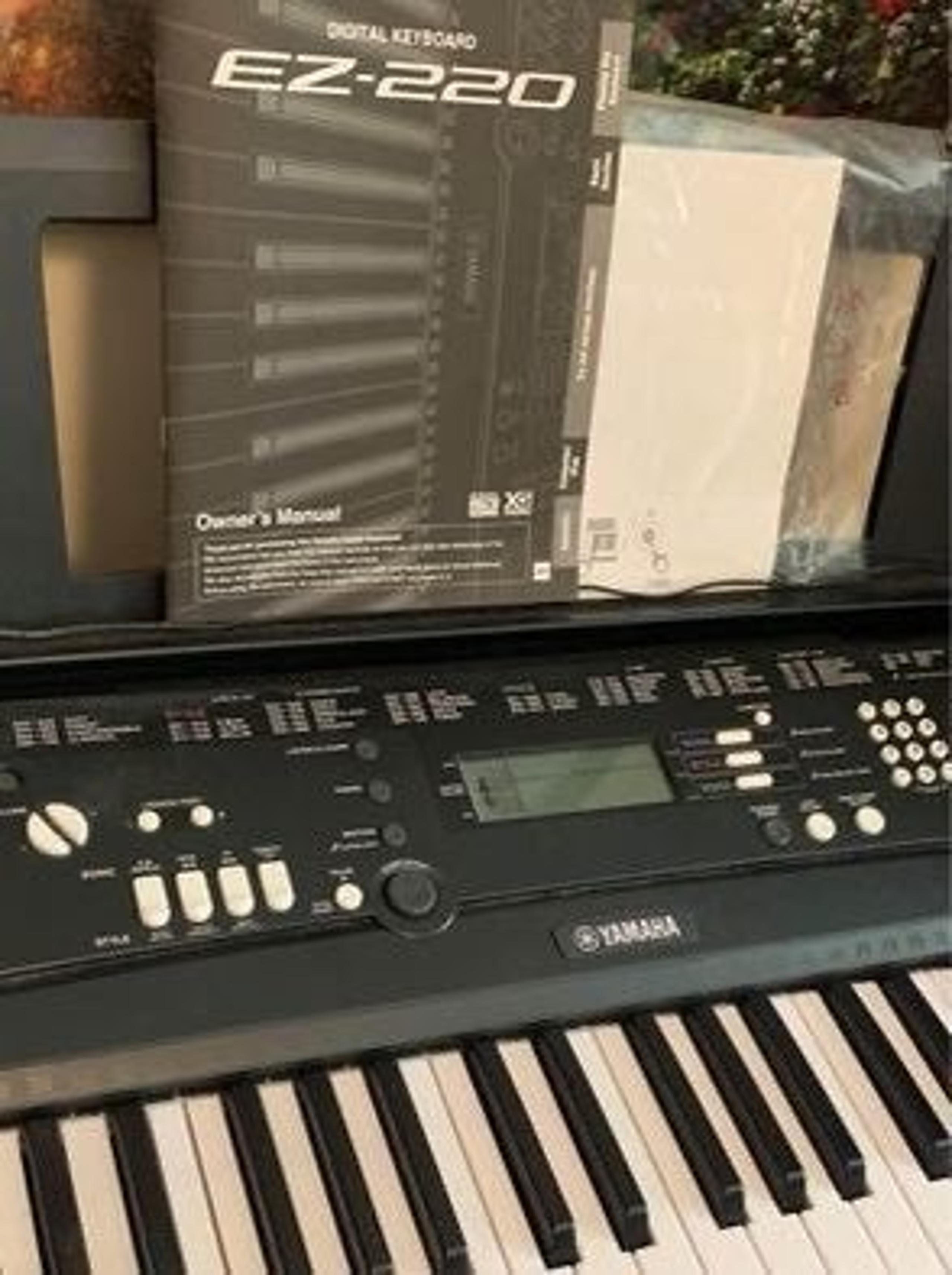 Yamaha EZ-220 Keyboard with Stand