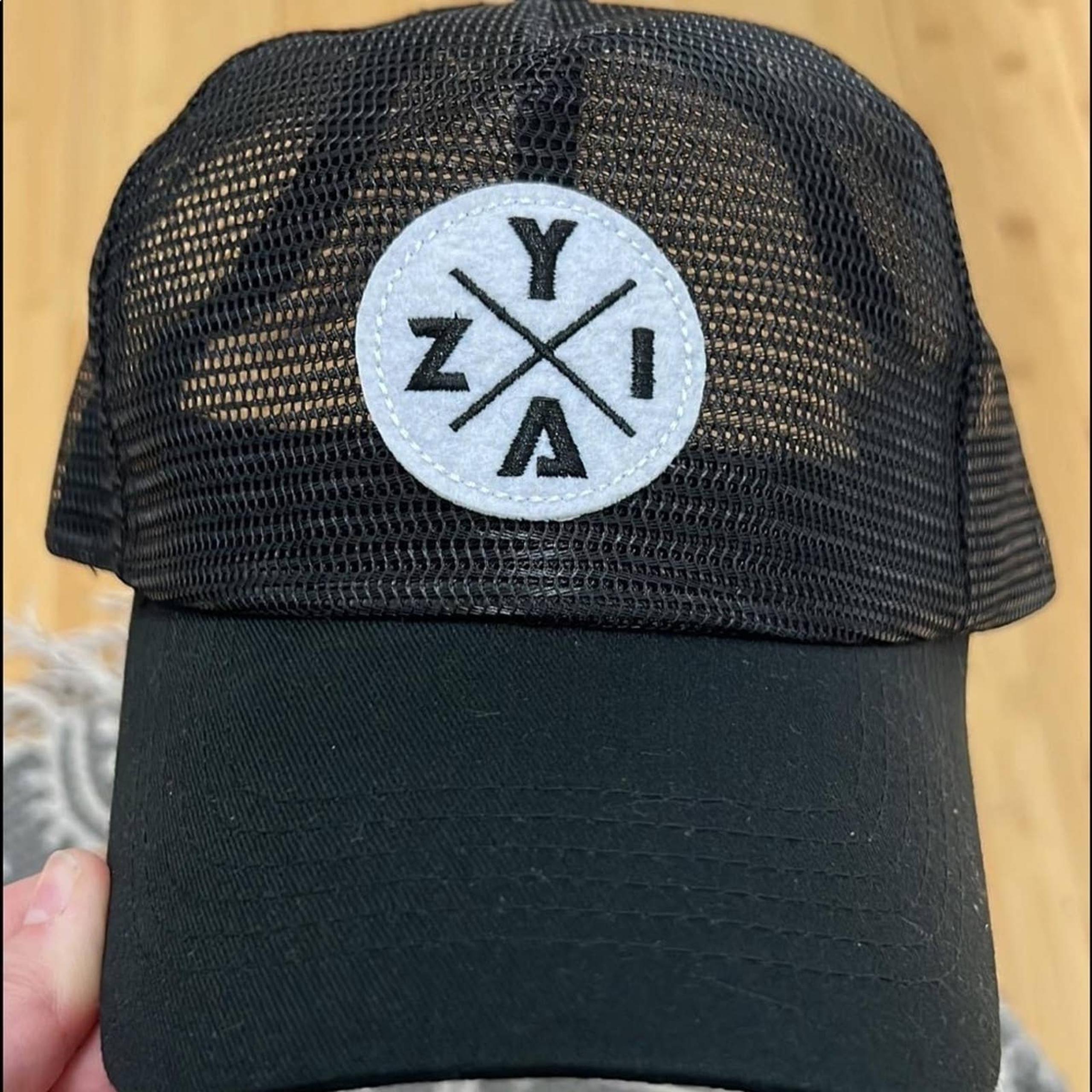 Womens zyia active mesh-x hat new without tags