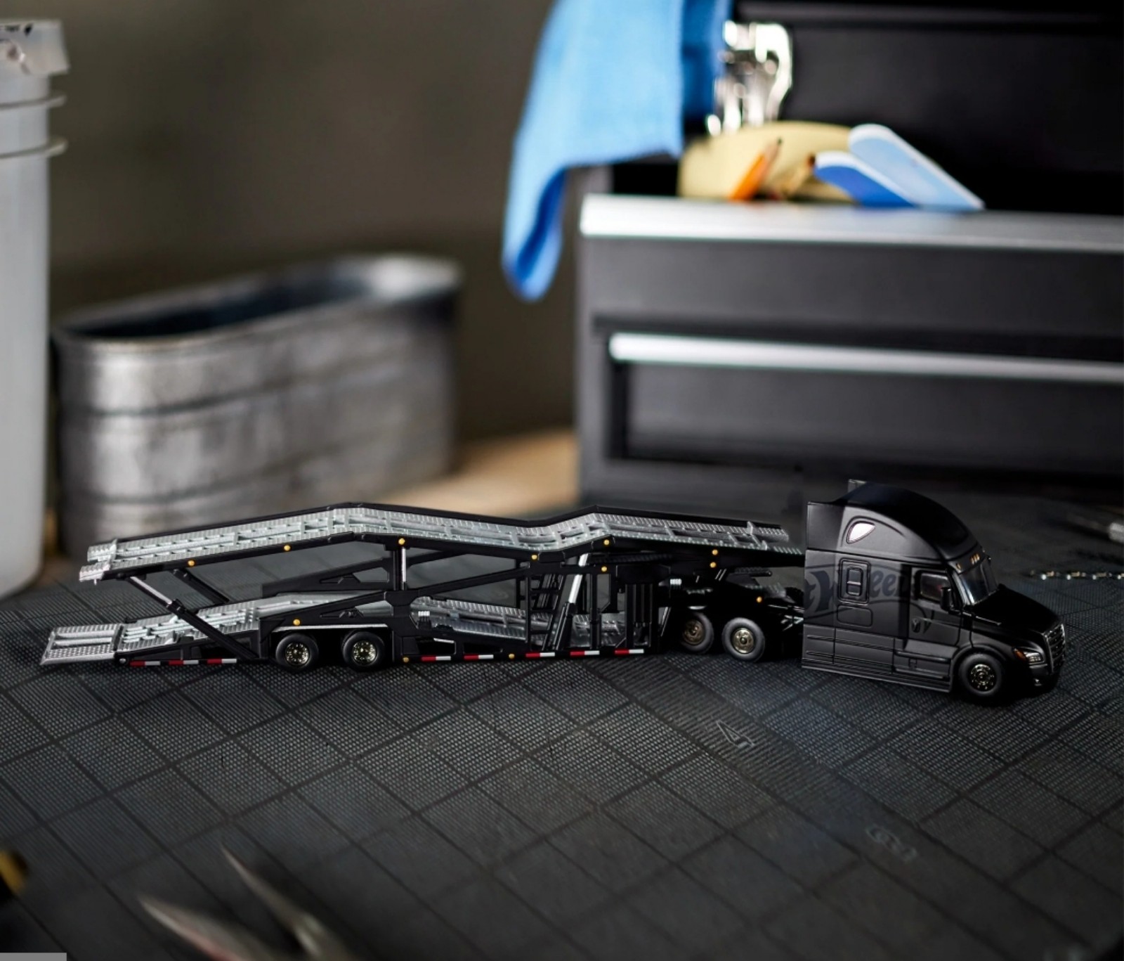 Hot Wheels Elite 64 Freightliner Cascadia