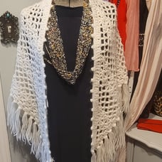 1970s vintage white knit shawl with long fringe