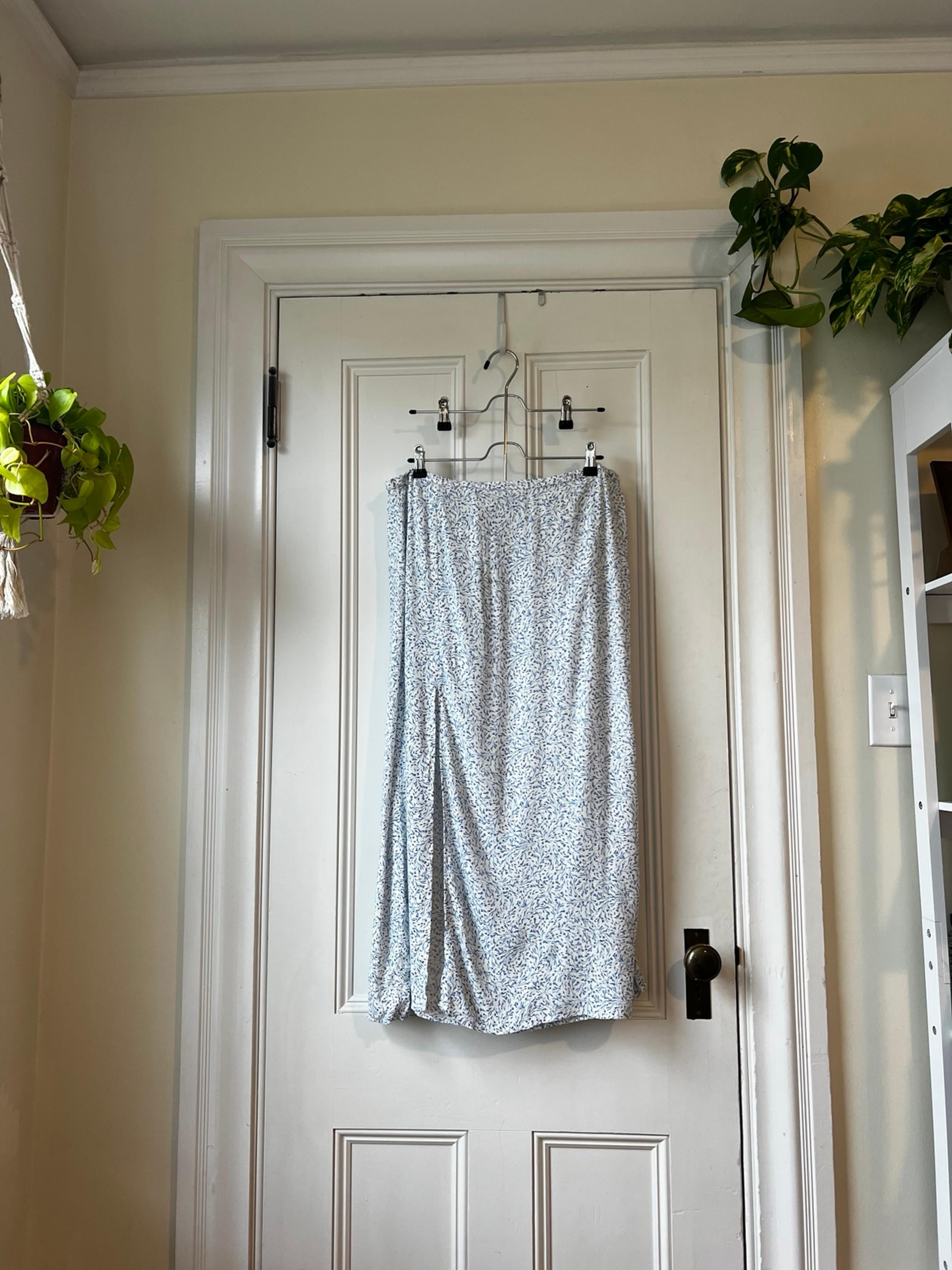 H&M Blue & White Floral Crepped Skirt