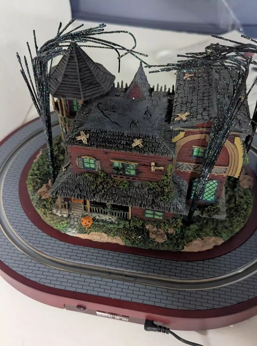 RARE Hawthorne Village The Munsters Masterpiece Tabletop Collection Piece #A0086