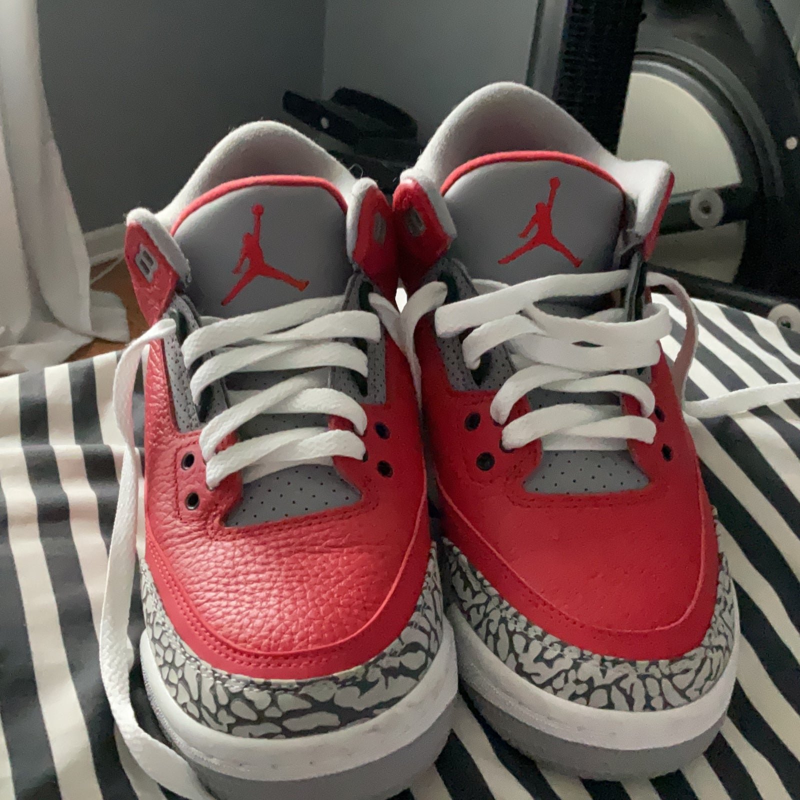 Jordan 3 SE fire red