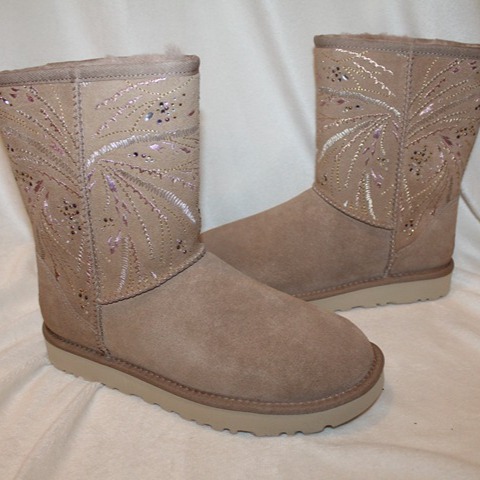 NIB UGG WOMEN'S CLASSIC SHORT SUEDE EMBROIDERED SHEARLING LINED BOOTS TAN 10