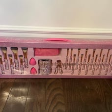 Heartstopper 28 Piece Glam Set Limited Edition Makeup Brushes Collection