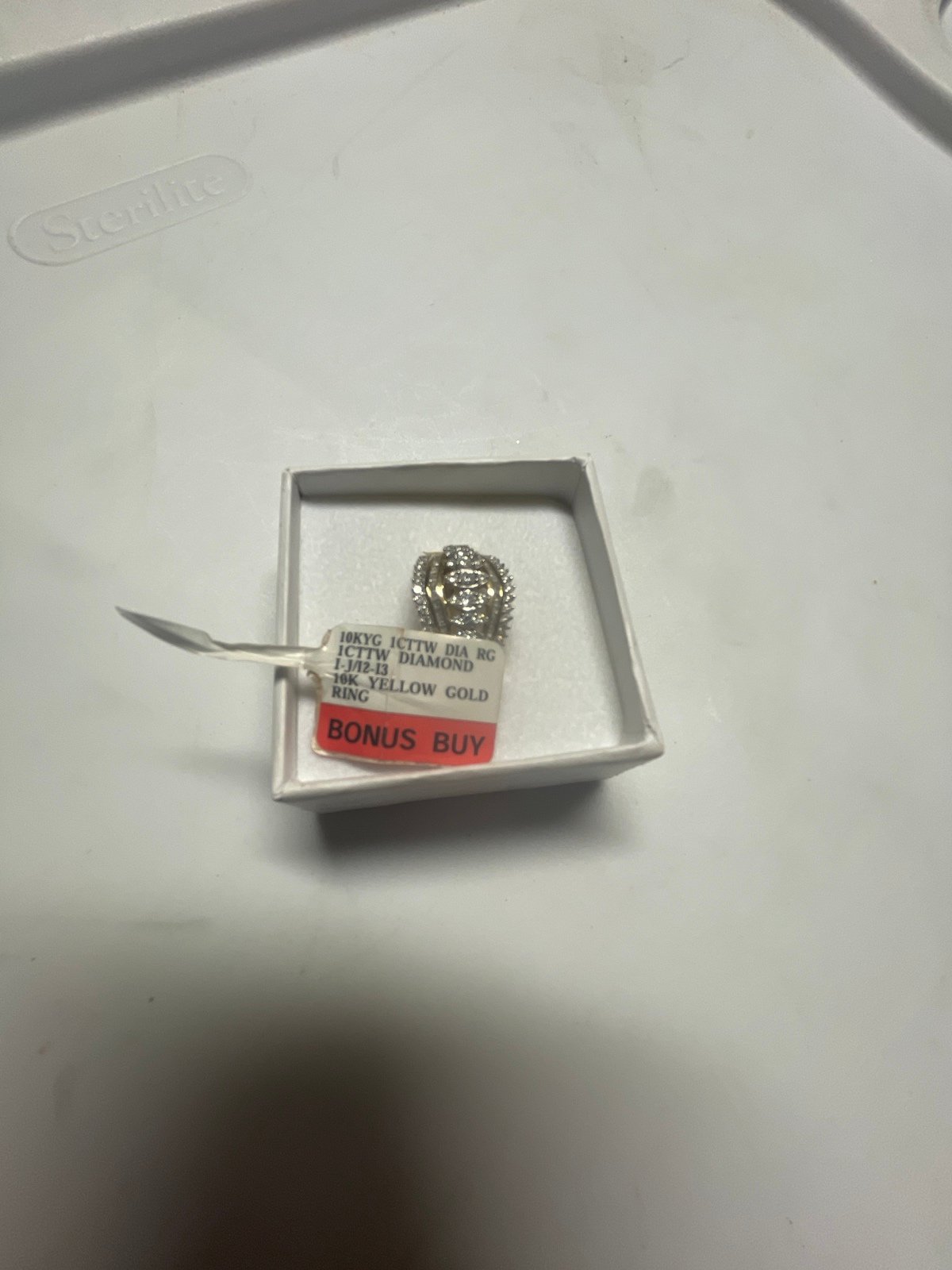 10 karat gold ring w diamonds