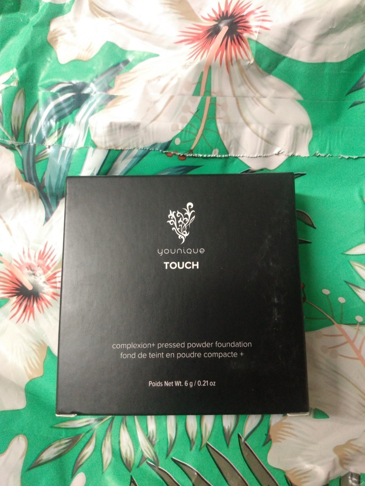 Younique pressed powder foundation lace