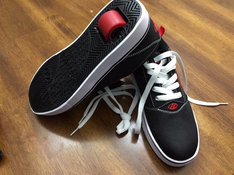 New is in good condition size s for boy Heelys