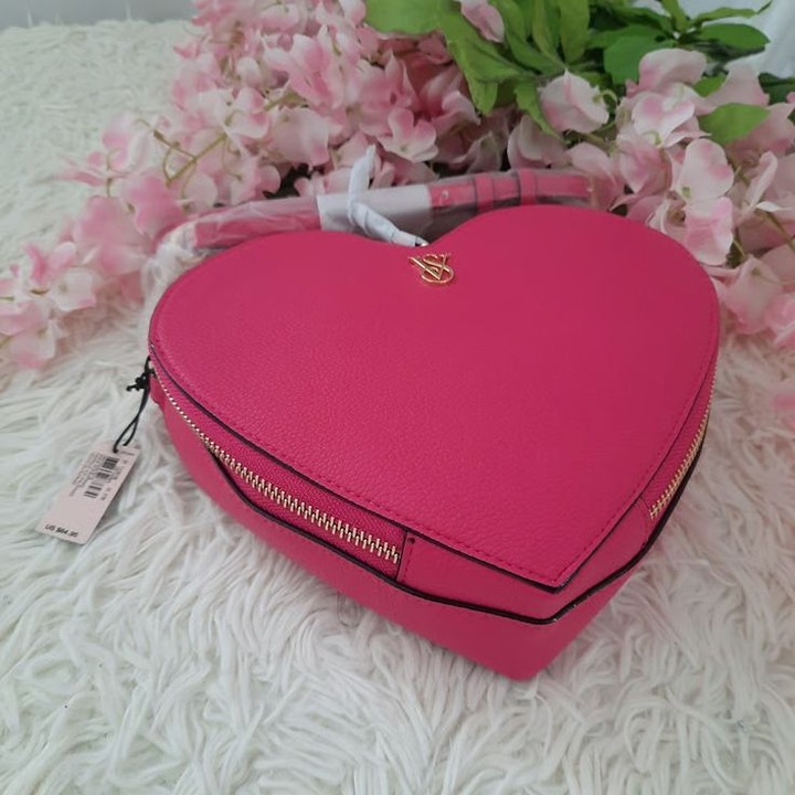☆Victoria's secret PINK とても可愛いパイナップルバッグ☆ NEW Victoria's Secret PINK Heart Crossbody bag in hot pink