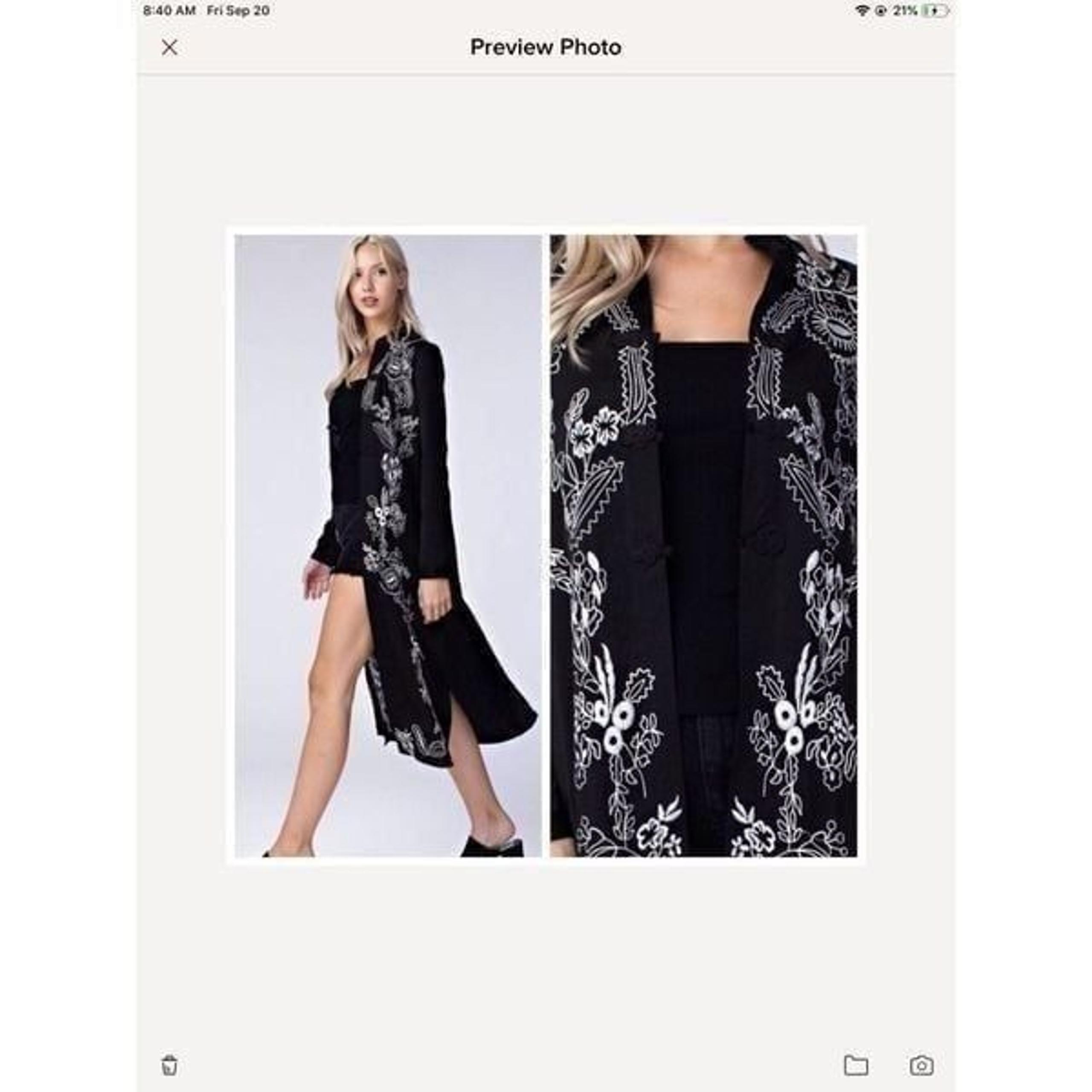 New XS-S-M beautiful black w/wht kimono